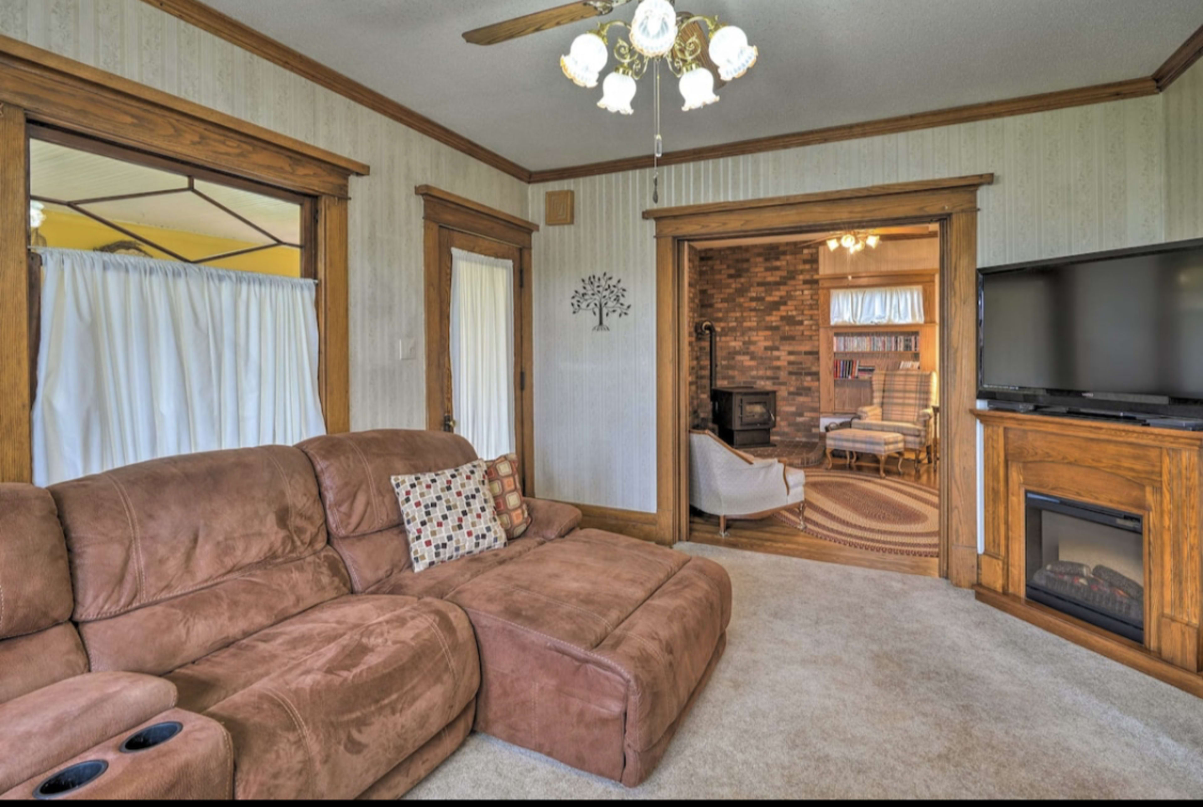 The Orange Haus - The In-Town, Country Retreat Image in Waterloo, Waterloo, IA