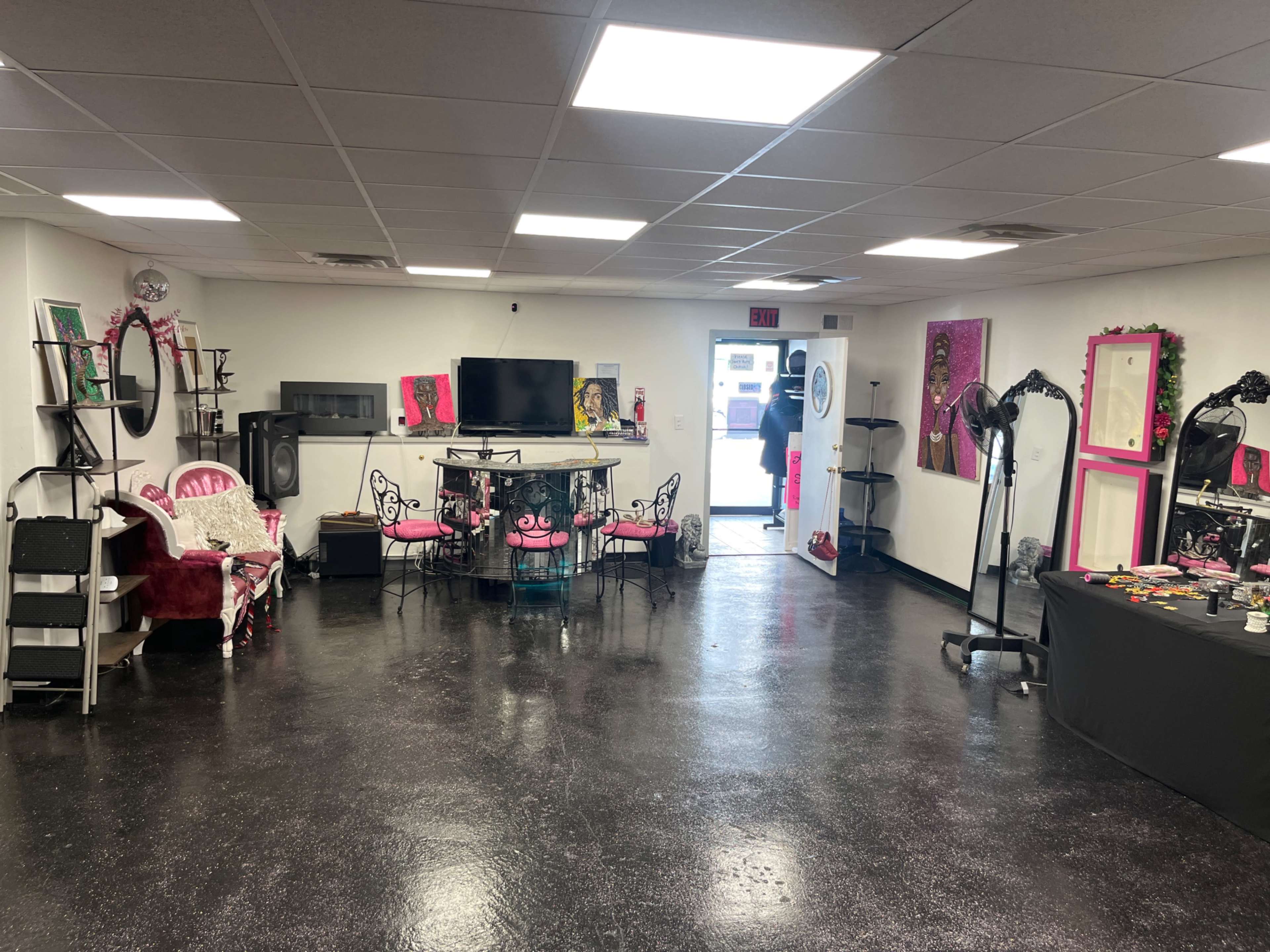 The Pink Palette: Girlfriends’ Paint Night Venue Image in Ashburn, Chicago, IL