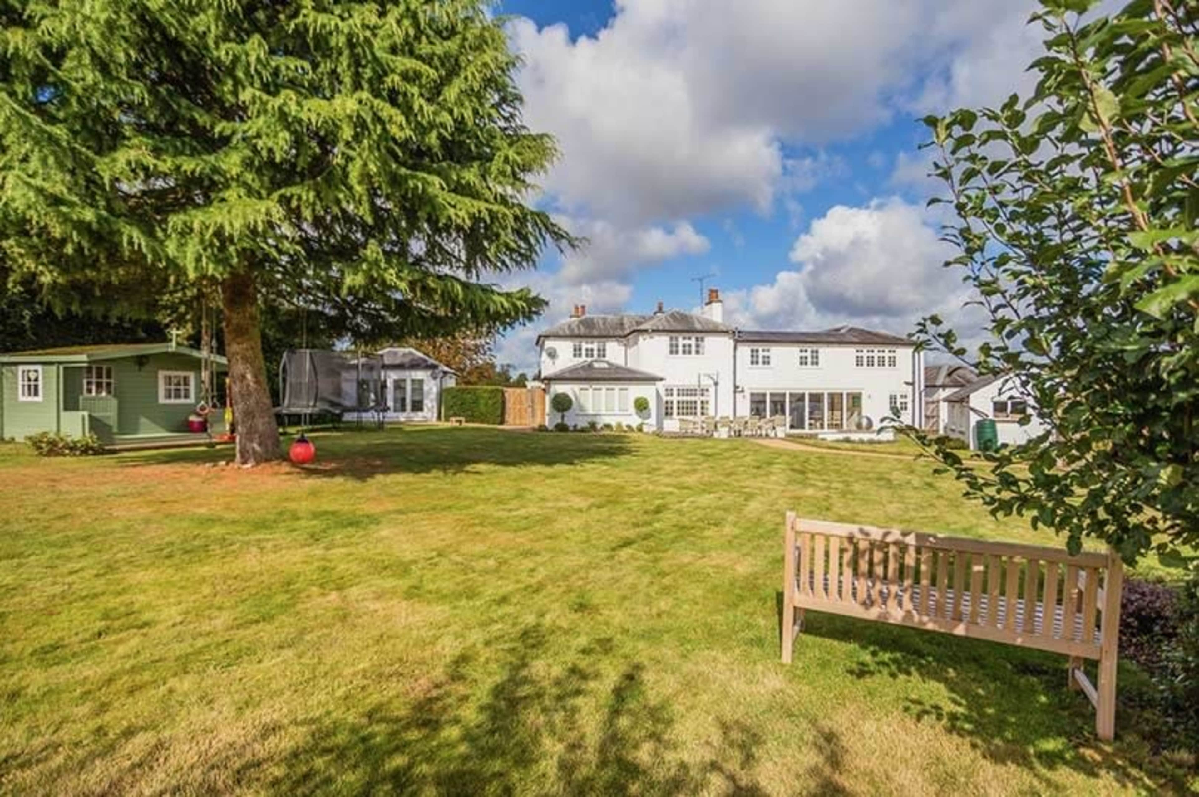 Country Cottage with Tennis Court Image in Cookham Dean, Maidenhead, ENG