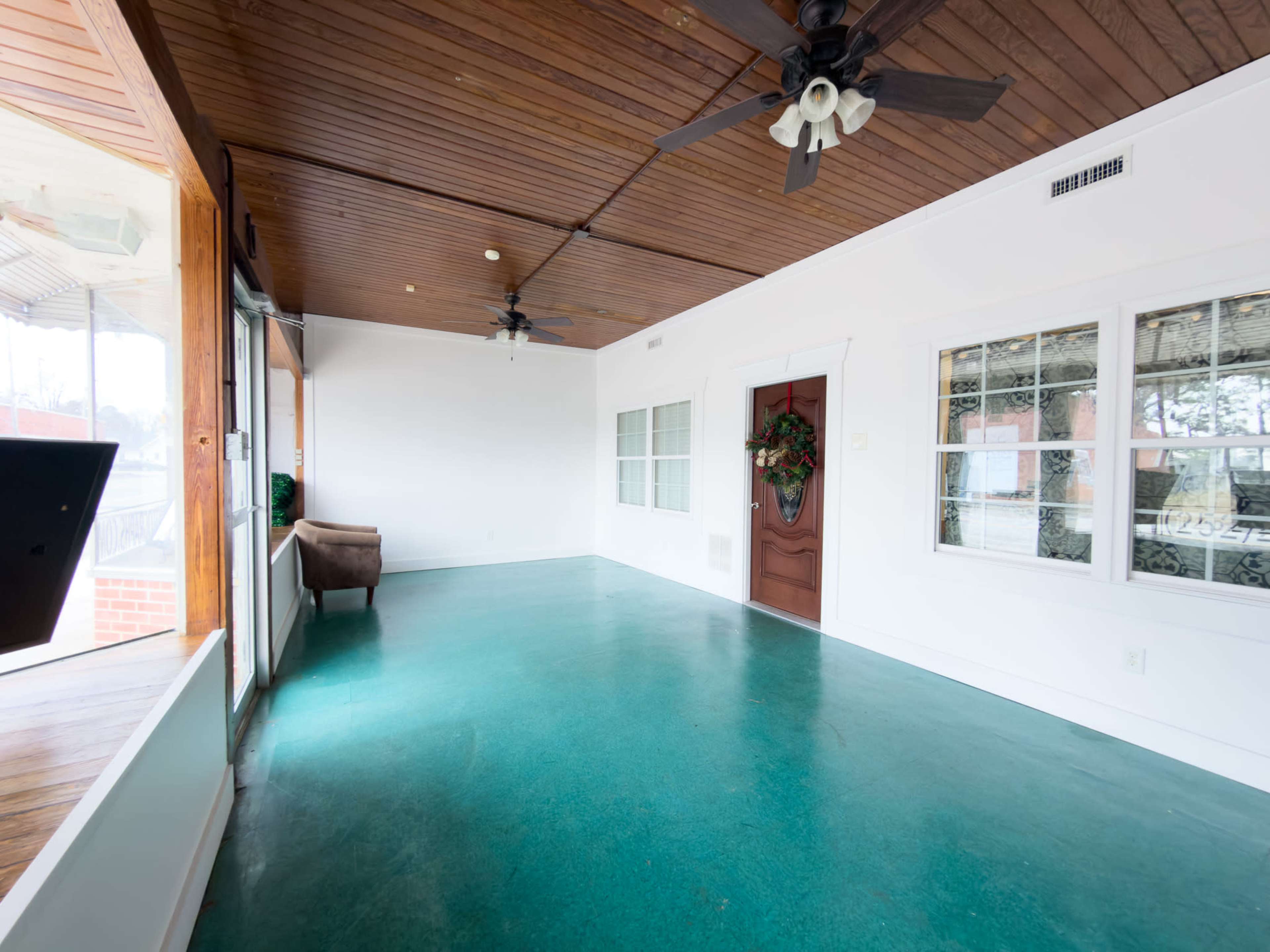 Suburban Unpolished Garage Image in Saratoga, Saratoga, NC