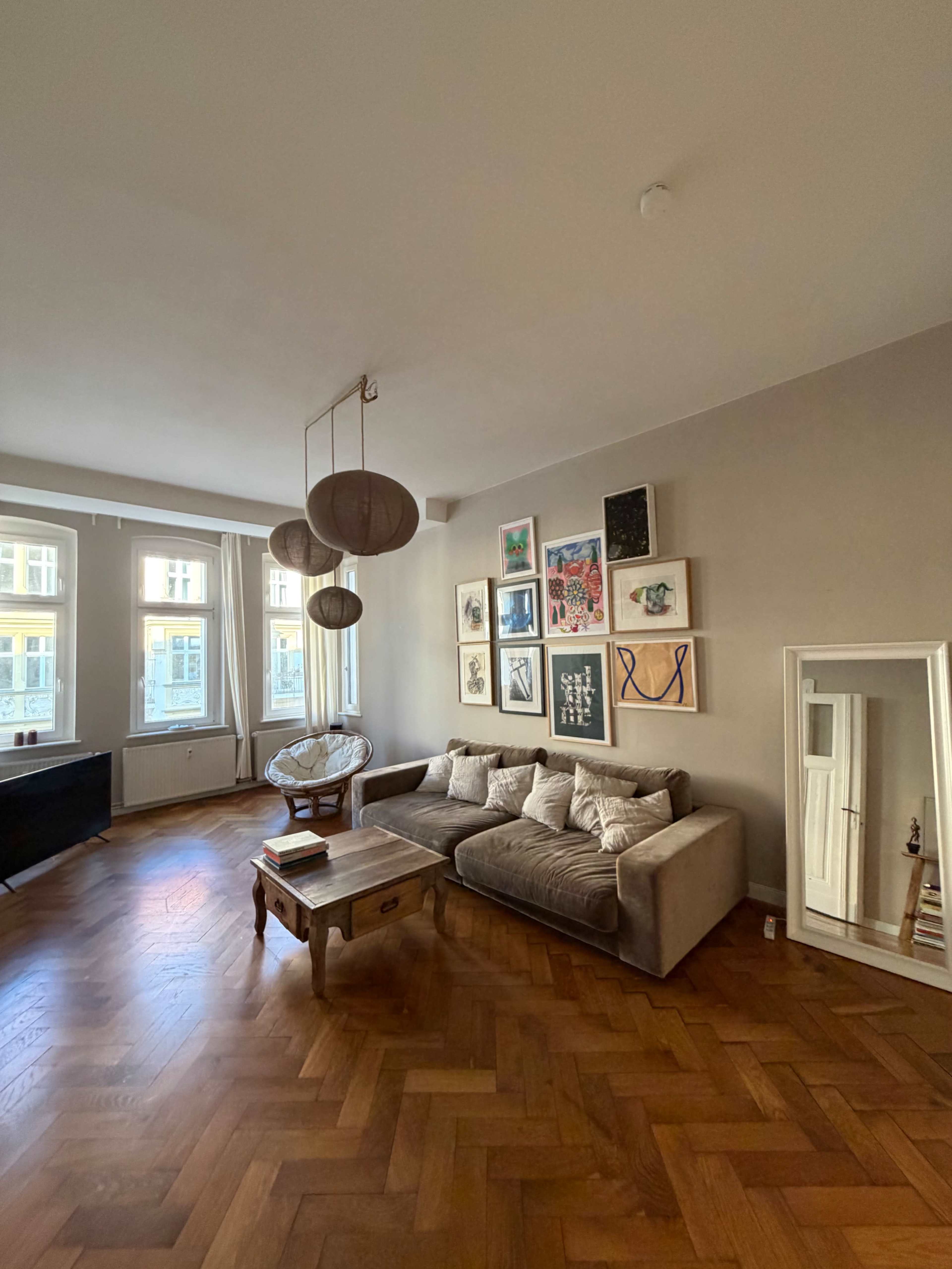 Light-Filled Altbau Apartment with Contemporary Art Vibes Image in Mitte, Berlin