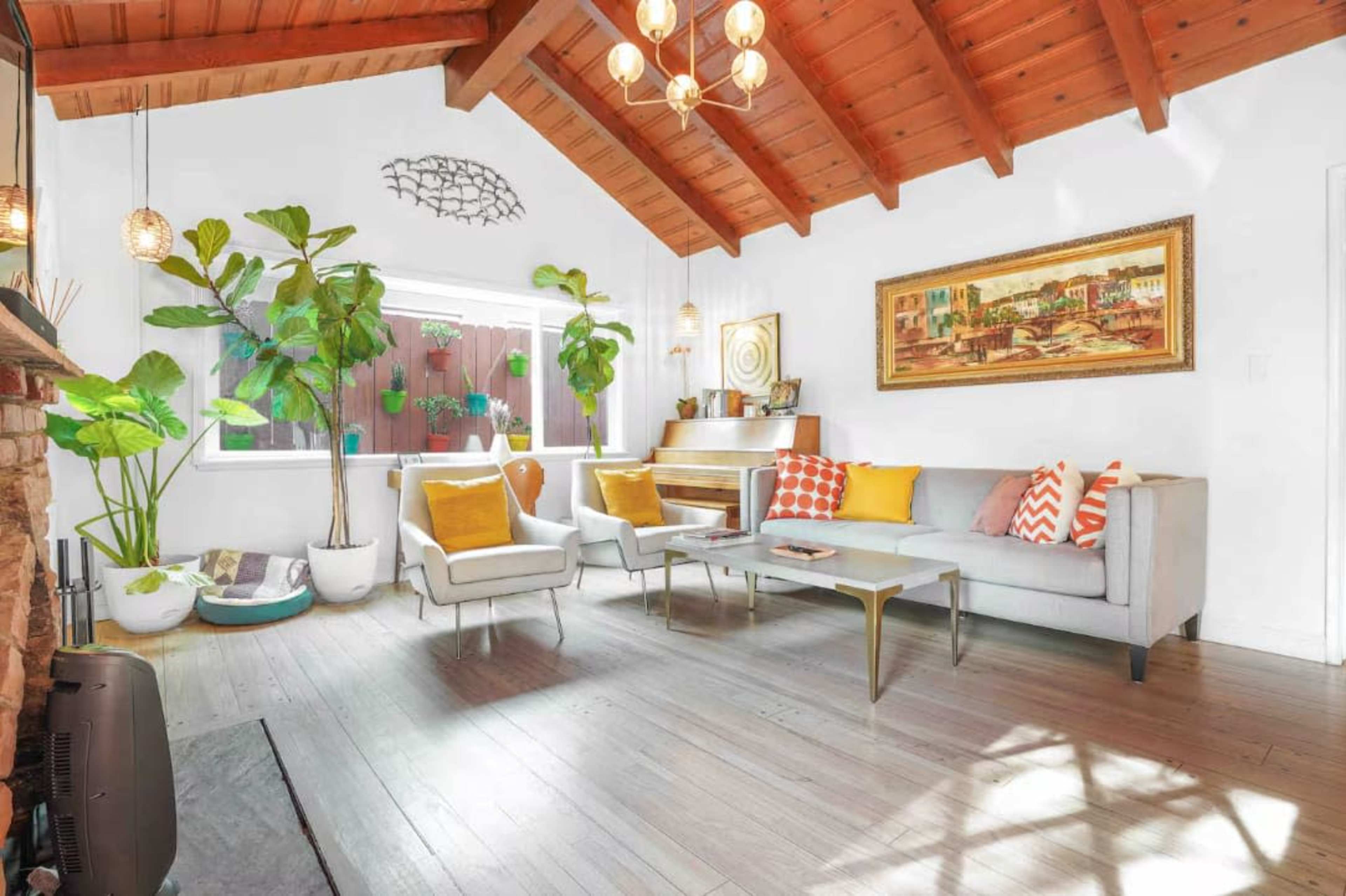 Clean, Modern Home — Perfect for Photo, Video & Creative Projects Image in Toluca Lake, Los Angeles, CA