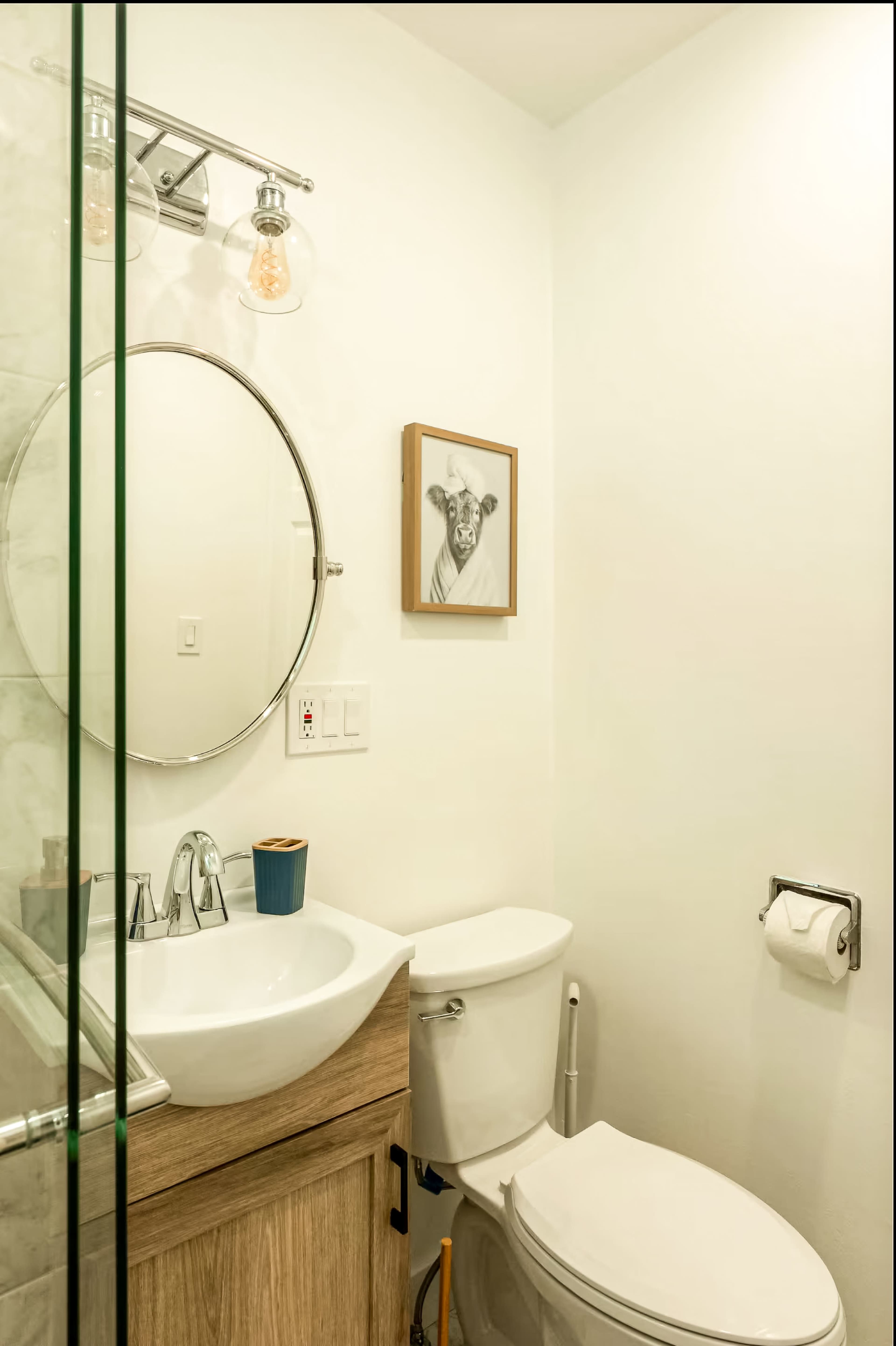 Elegant Modern Home with Open Layout & Natural Light Image in South Los Angeles, Los Angeles, CA