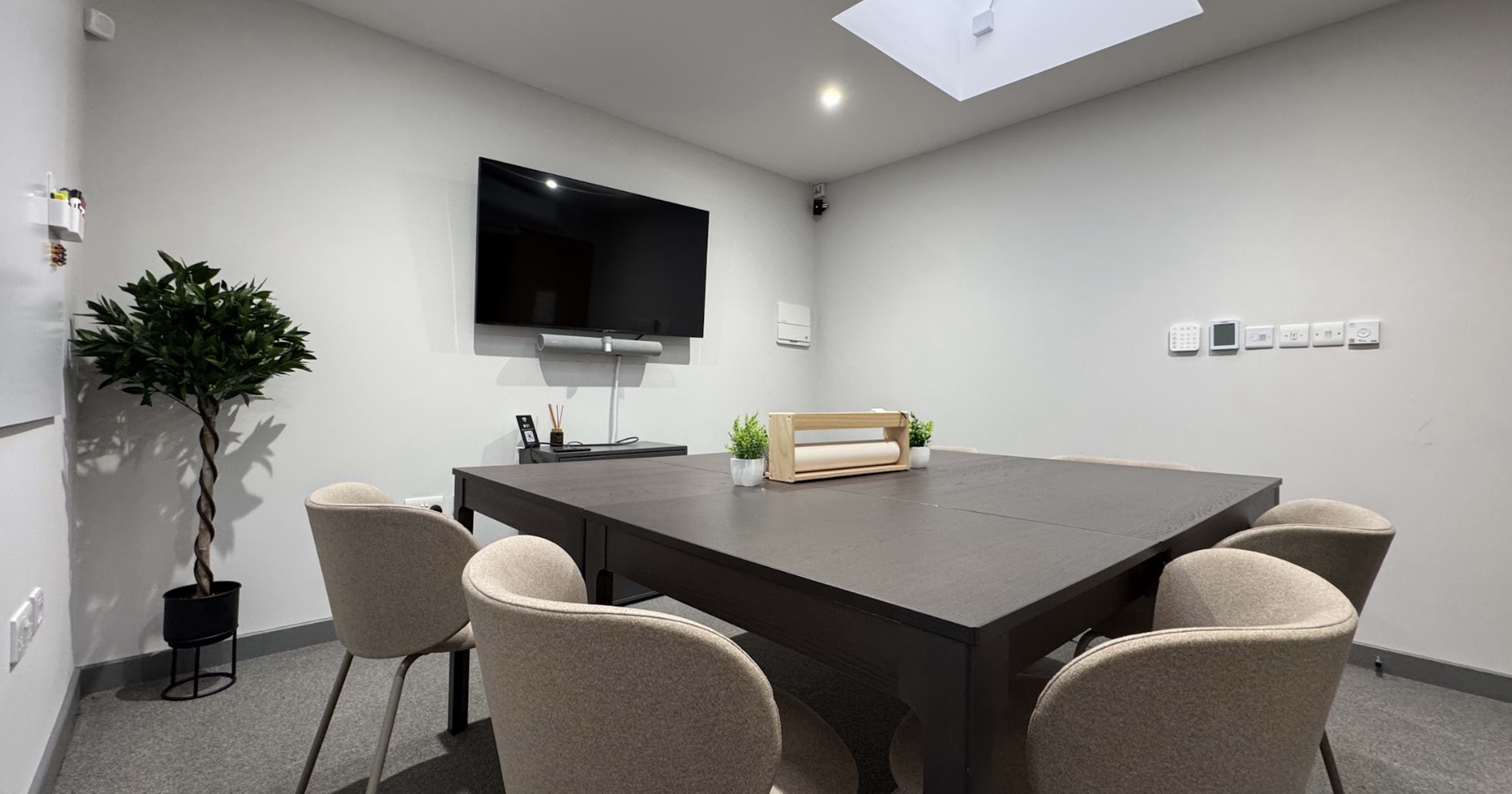 Meeting Room for 6 -8 People Image in South Croydon, London, ENG