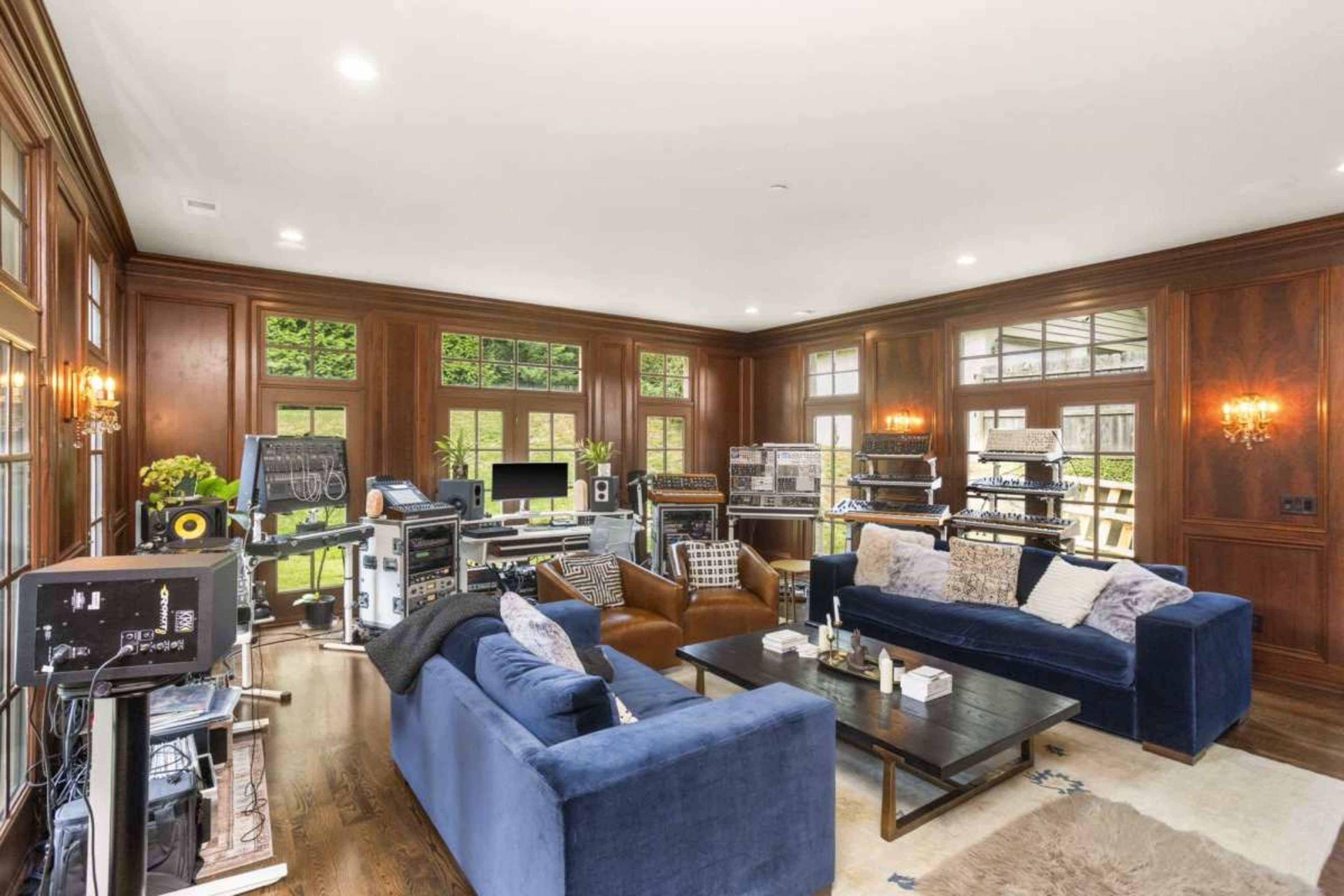 A Hidden Gem with Bold Style + Luxe Amenities Image in Lombardy, Nashville, TN