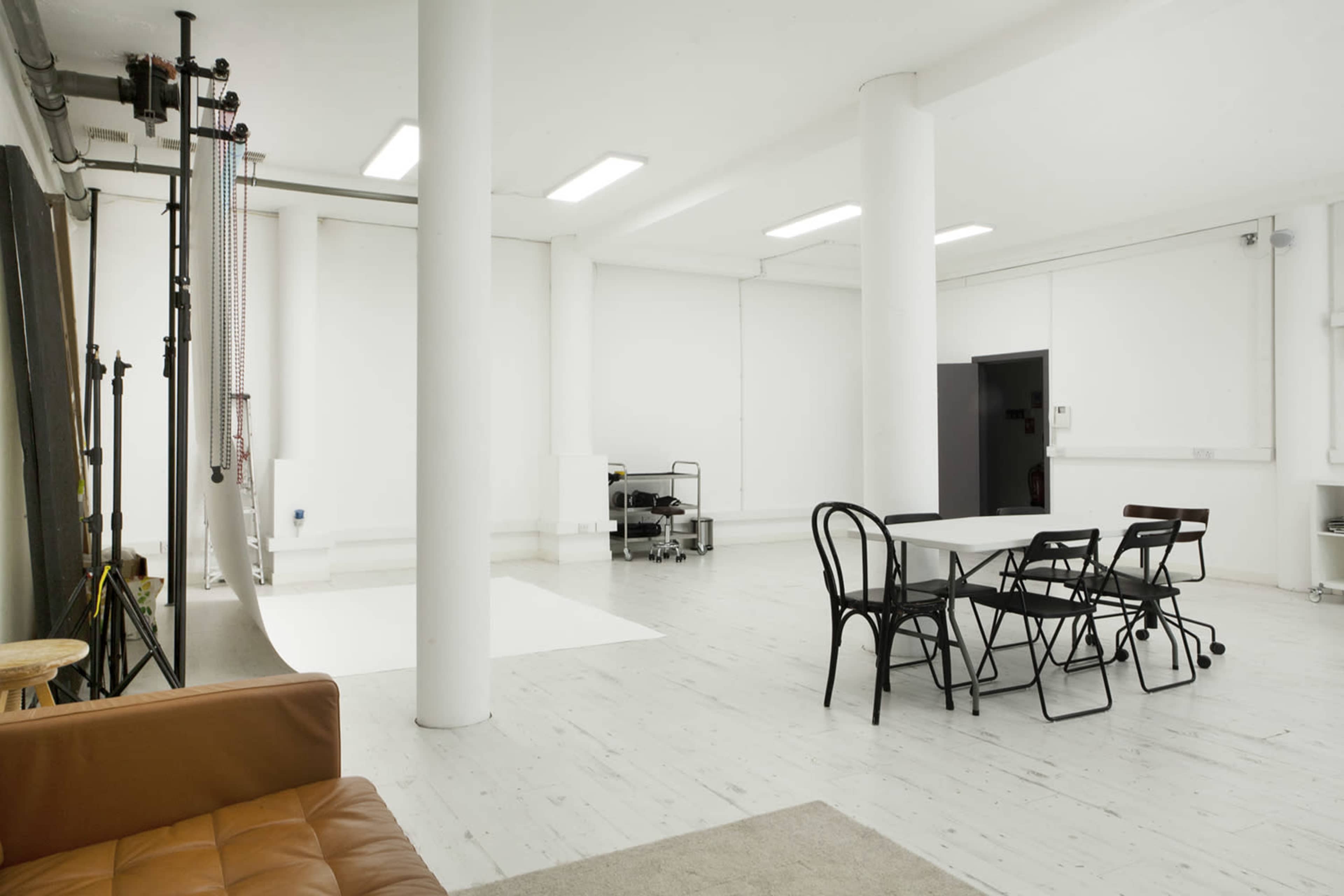 880 sq Ft Studio With White, Black, Grey, Chroma Green and more Colour Backdrops Image in Kentish Town, London, ENG