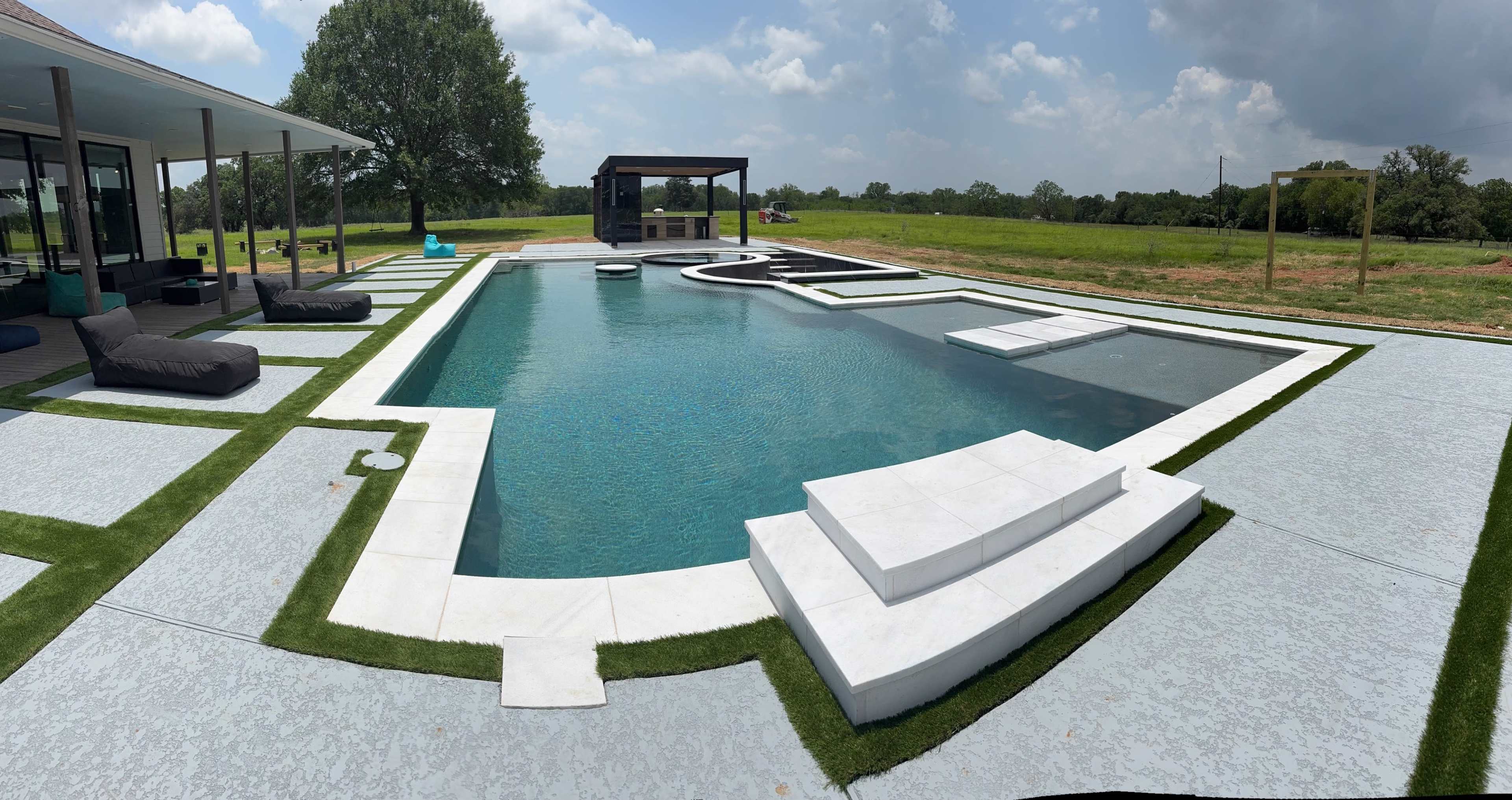 Luxury resort style pool, 100 acres. Outdoor Kitchen and restroom Image in , smithville, TX