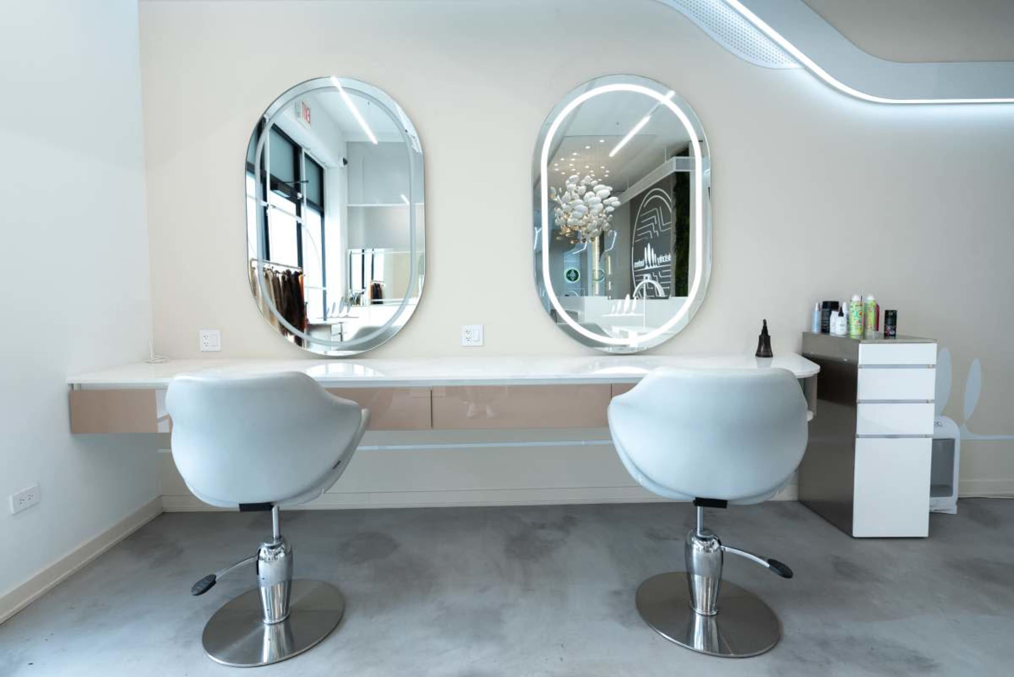 "Celebrity Beauty Salon Turnkey" Image in West Town, Chicago, IL