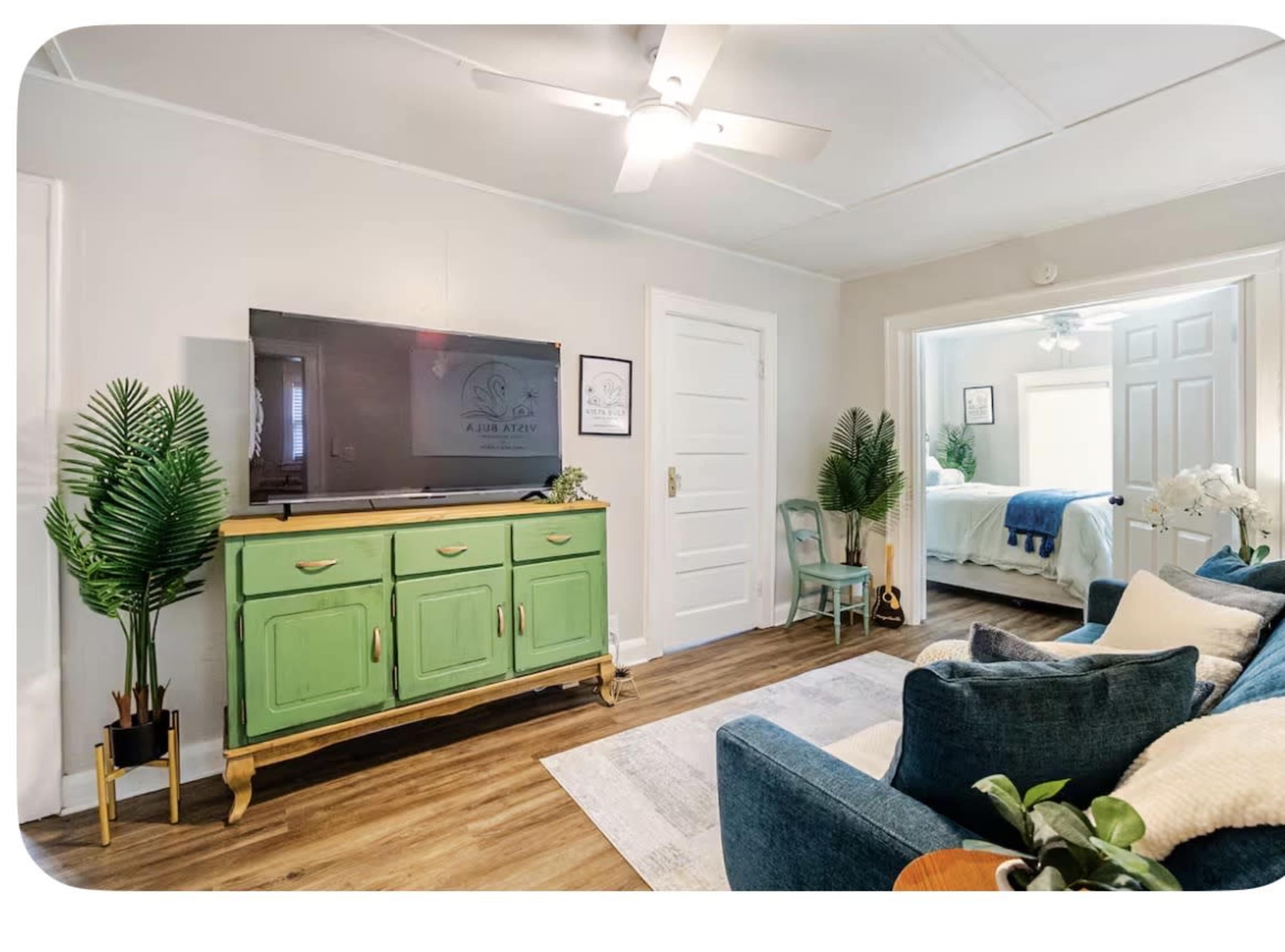 Charming Designer Cottage for Photoshoots, Podcasts & Content Creation Image in East Lake Morton, Lakeland, FL