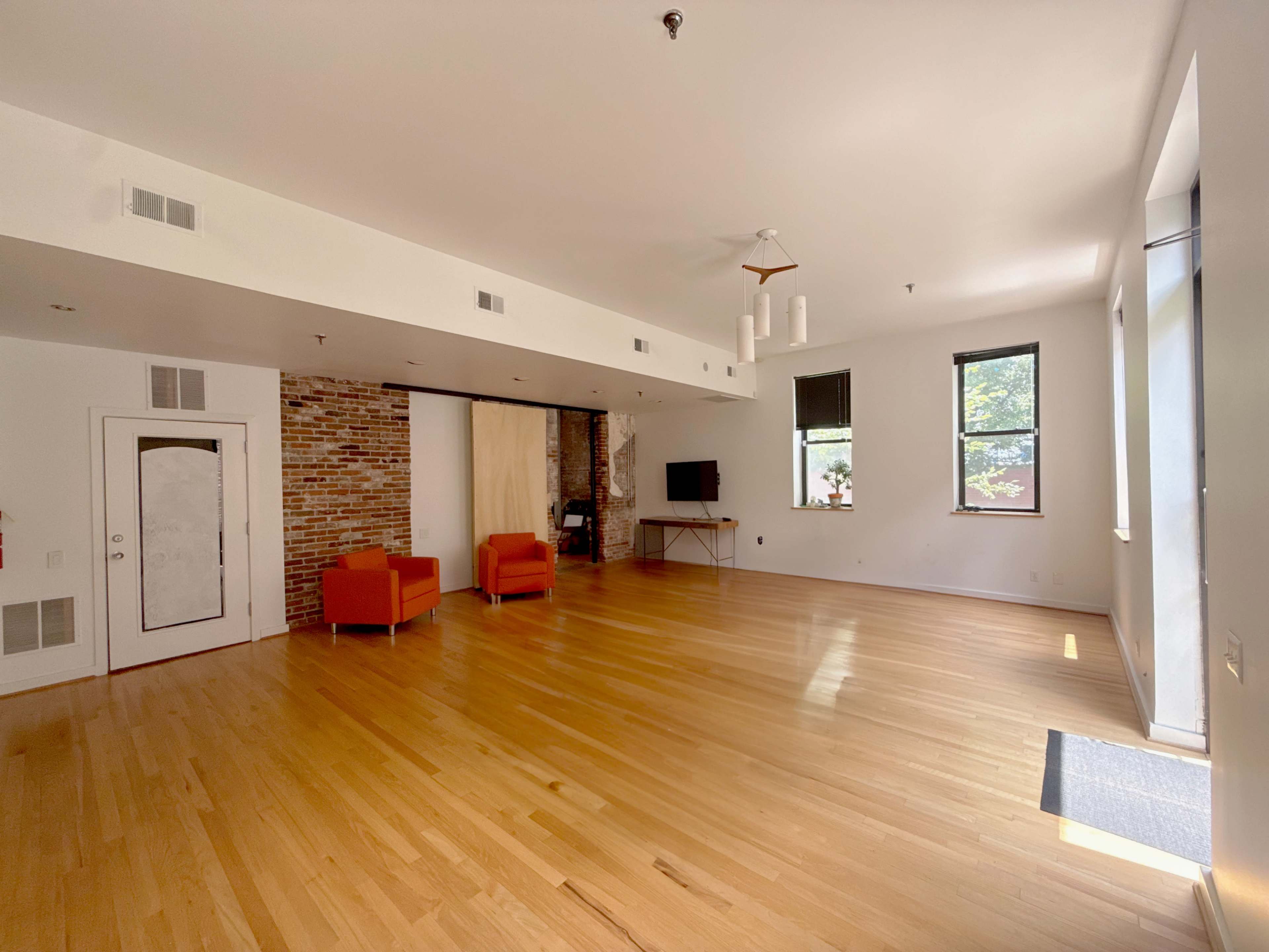 Bright, Adaptable Studio for Photography, Coworking, Creatives, and Content Makers Image in LaSalle Park, Saint Louis, MO