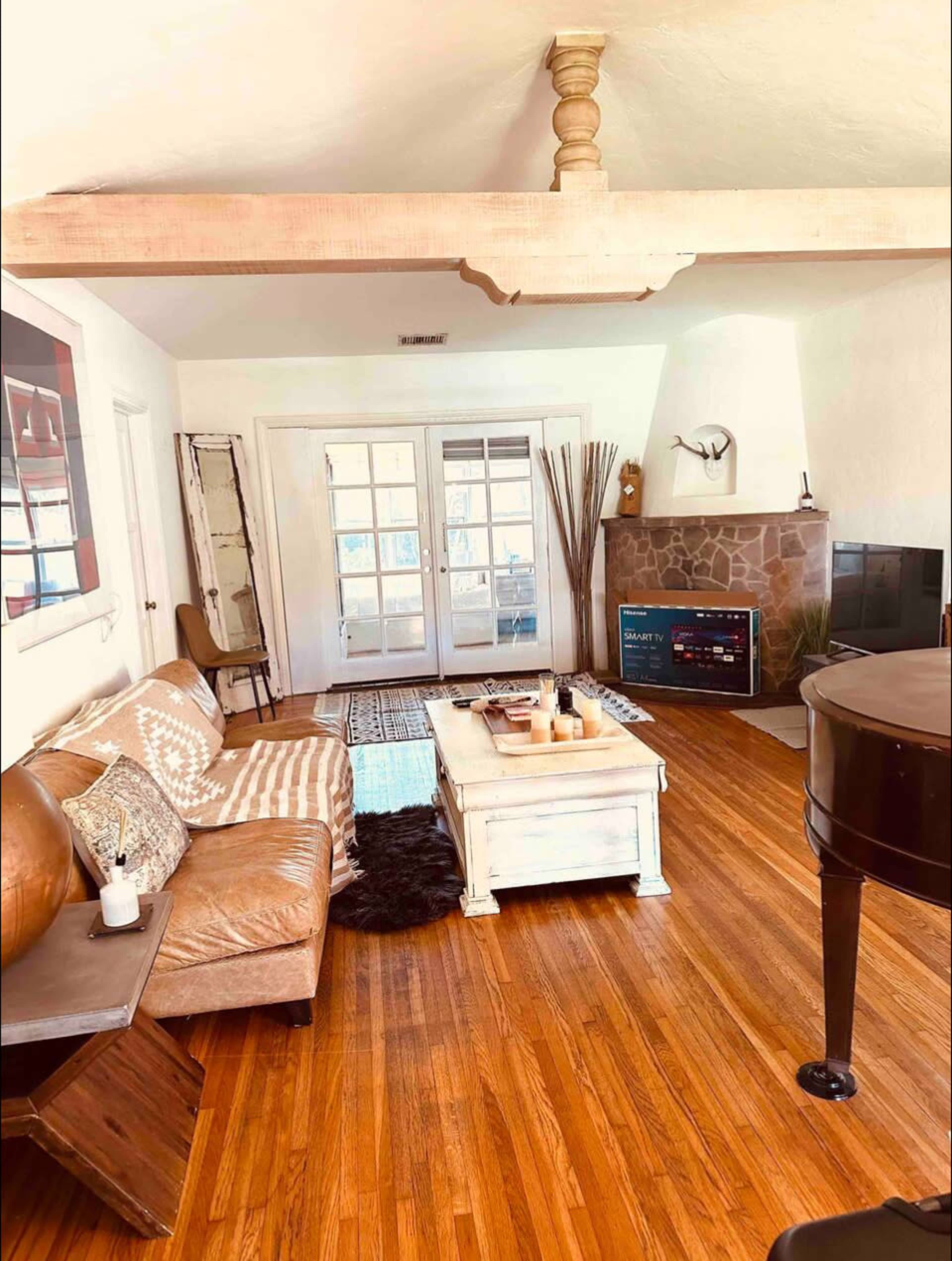 Mid Century Modern 3bedrm Home with Grand Piano Image in Central LA, Los Angeles, CA