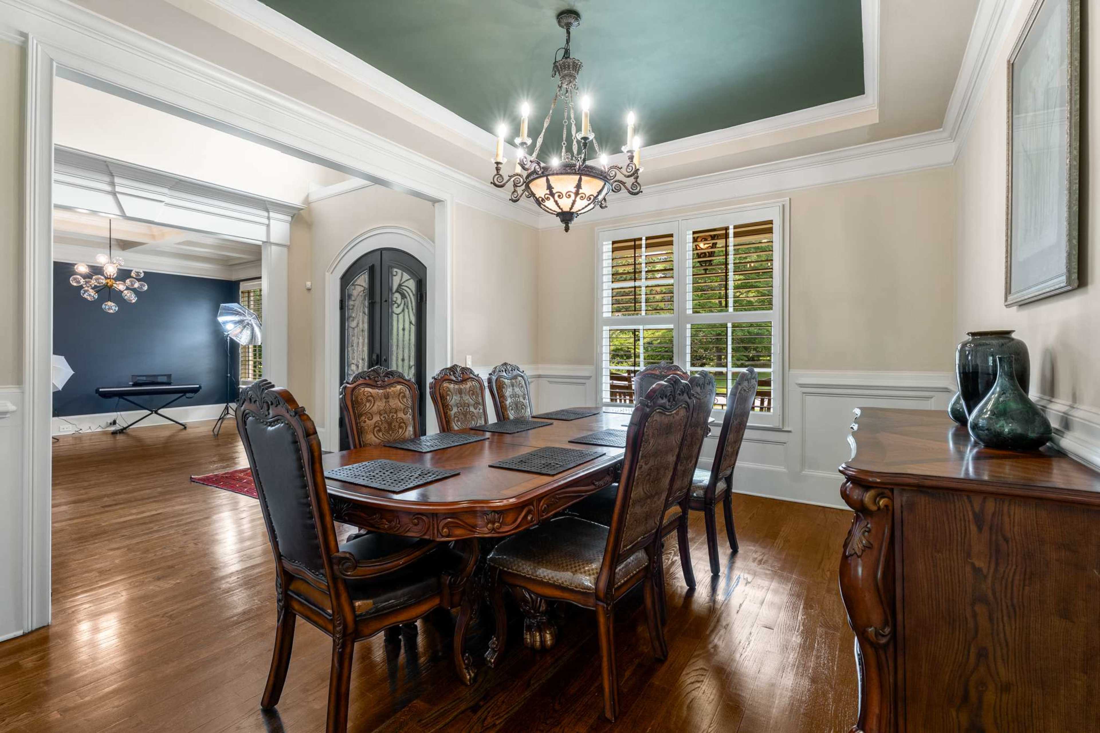 Luxury 5BR/5.5BA Estate in Metro Atlanta w/ Chef’s Kitchen & Spacious Backyard Image in Sandy Springs, sandy springs, GA