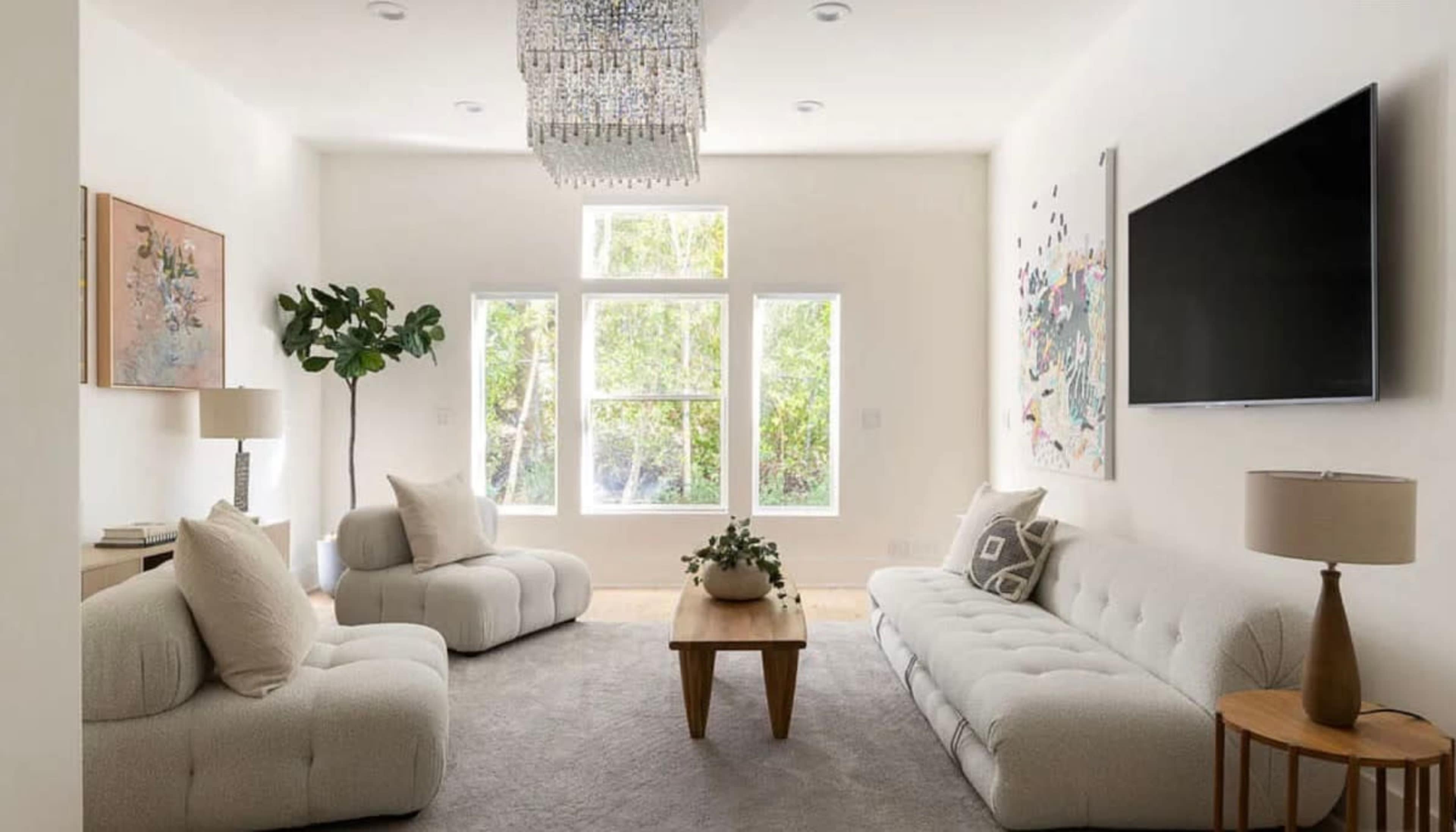 Grand Encino Neighborhood-Friendly Home Image in Encino, Encino, CA