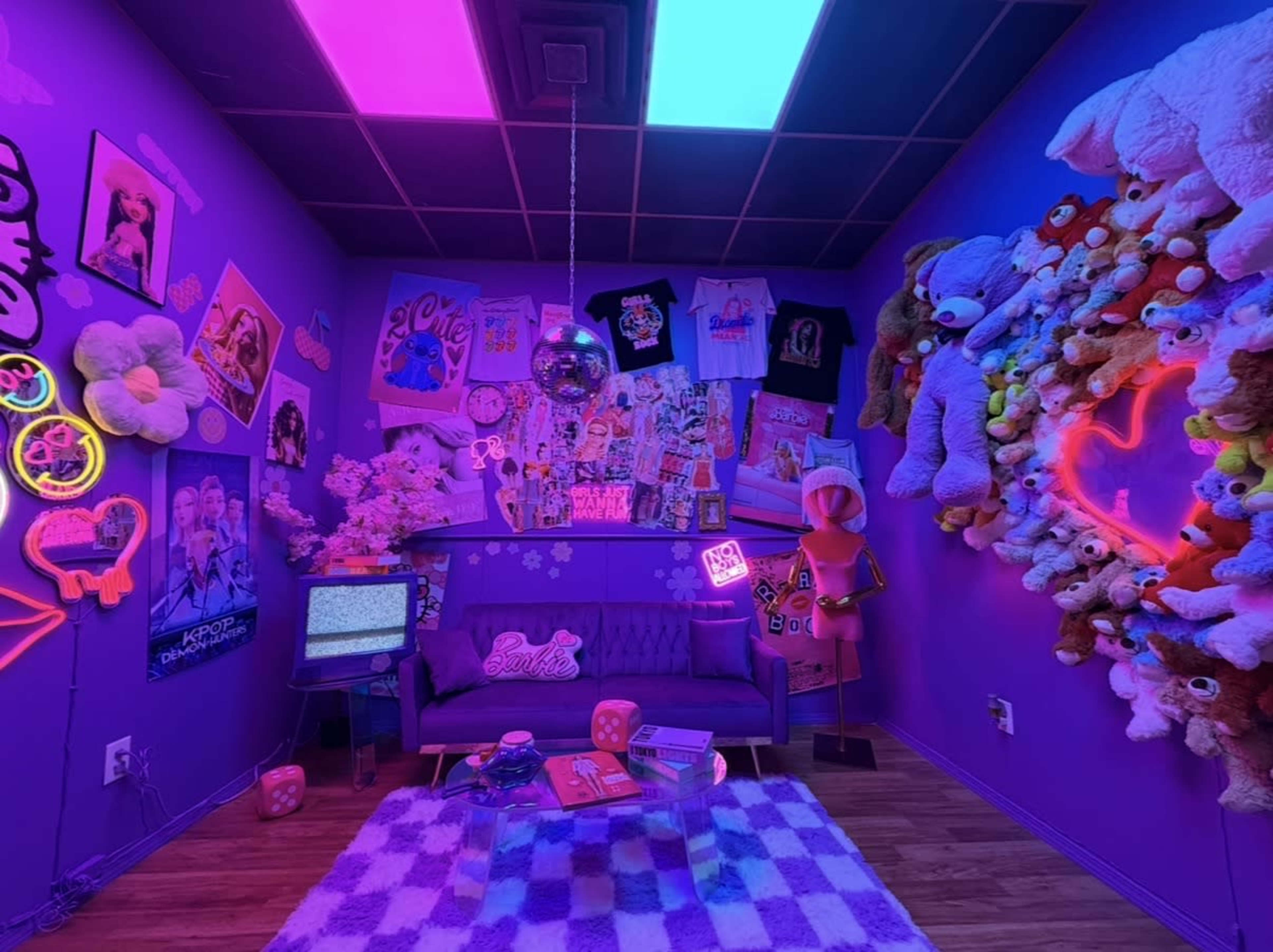 NEW CONTENT STUDIO | Salon | Classroom | Gun Range | Money Wall + More (Smoking Allowed) Image in , Houston, TX