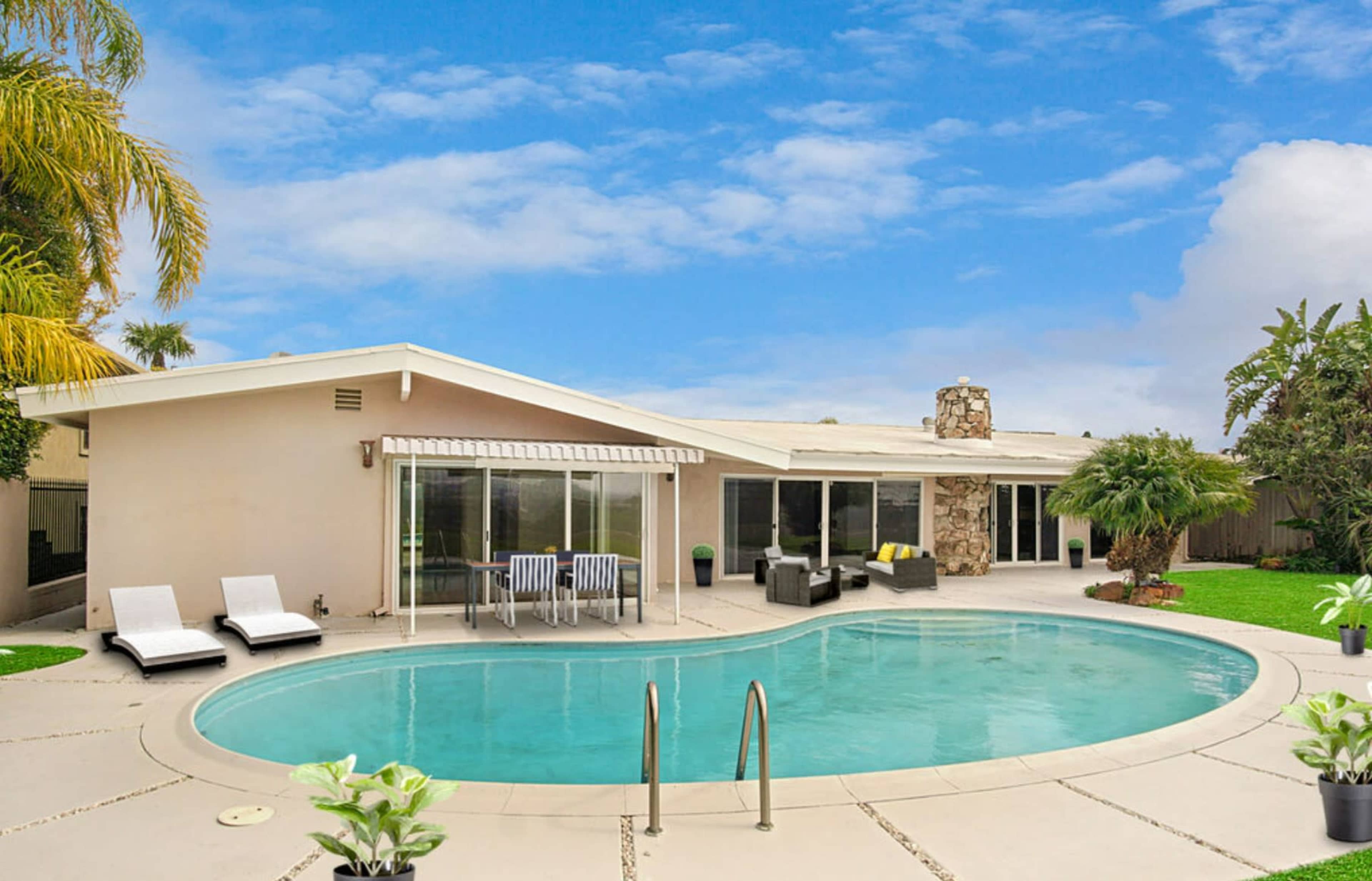 HILLTOP OASIS: PANORAMIC VIEWS & BRIGHT INTERIORS Image in Trousdale Estates, Beverly Hills, CA