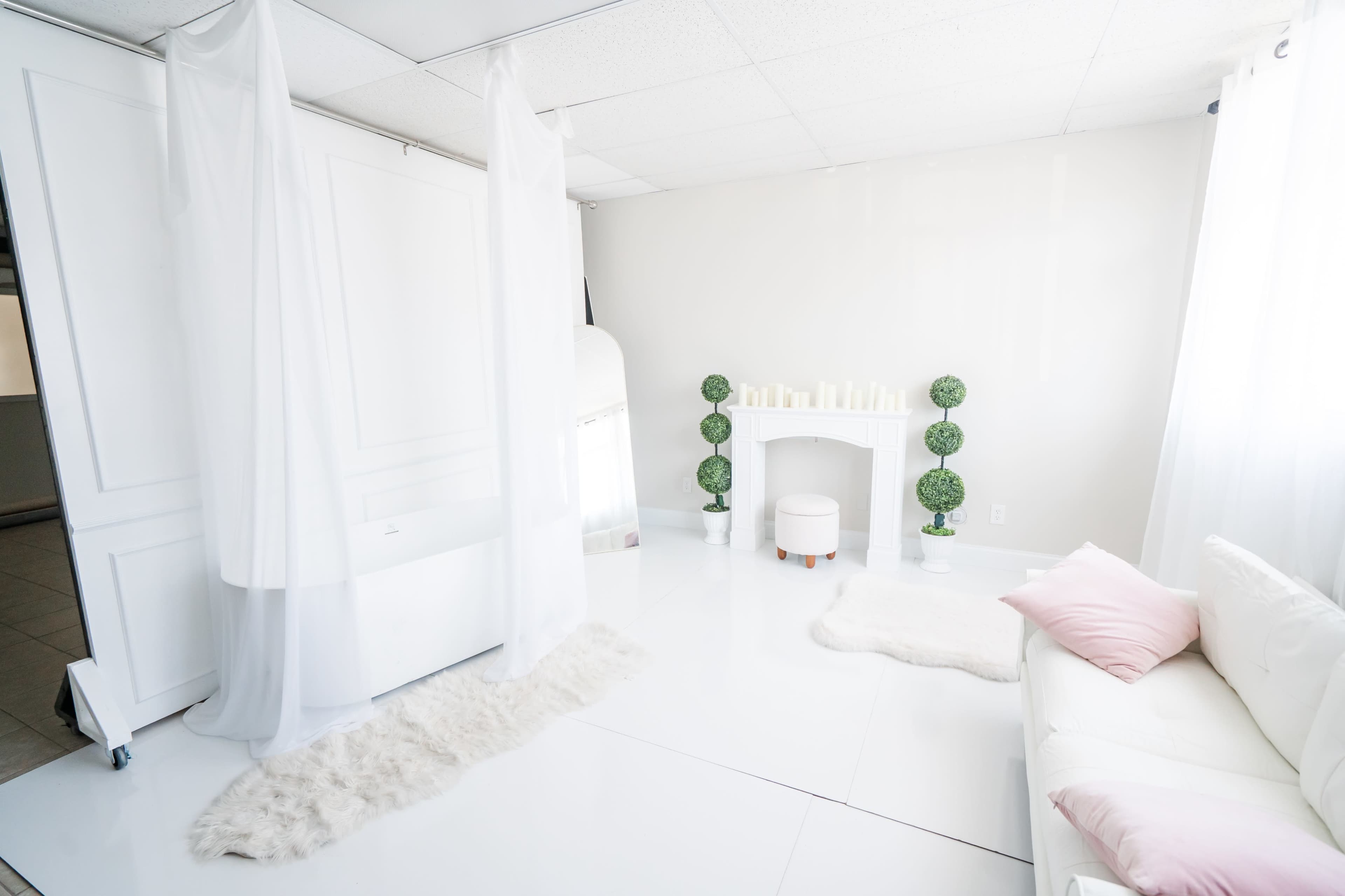 Versatile Photo Studio with Natural Light & Lighting Equipment Image in East Ridge, Chattanooga, TN