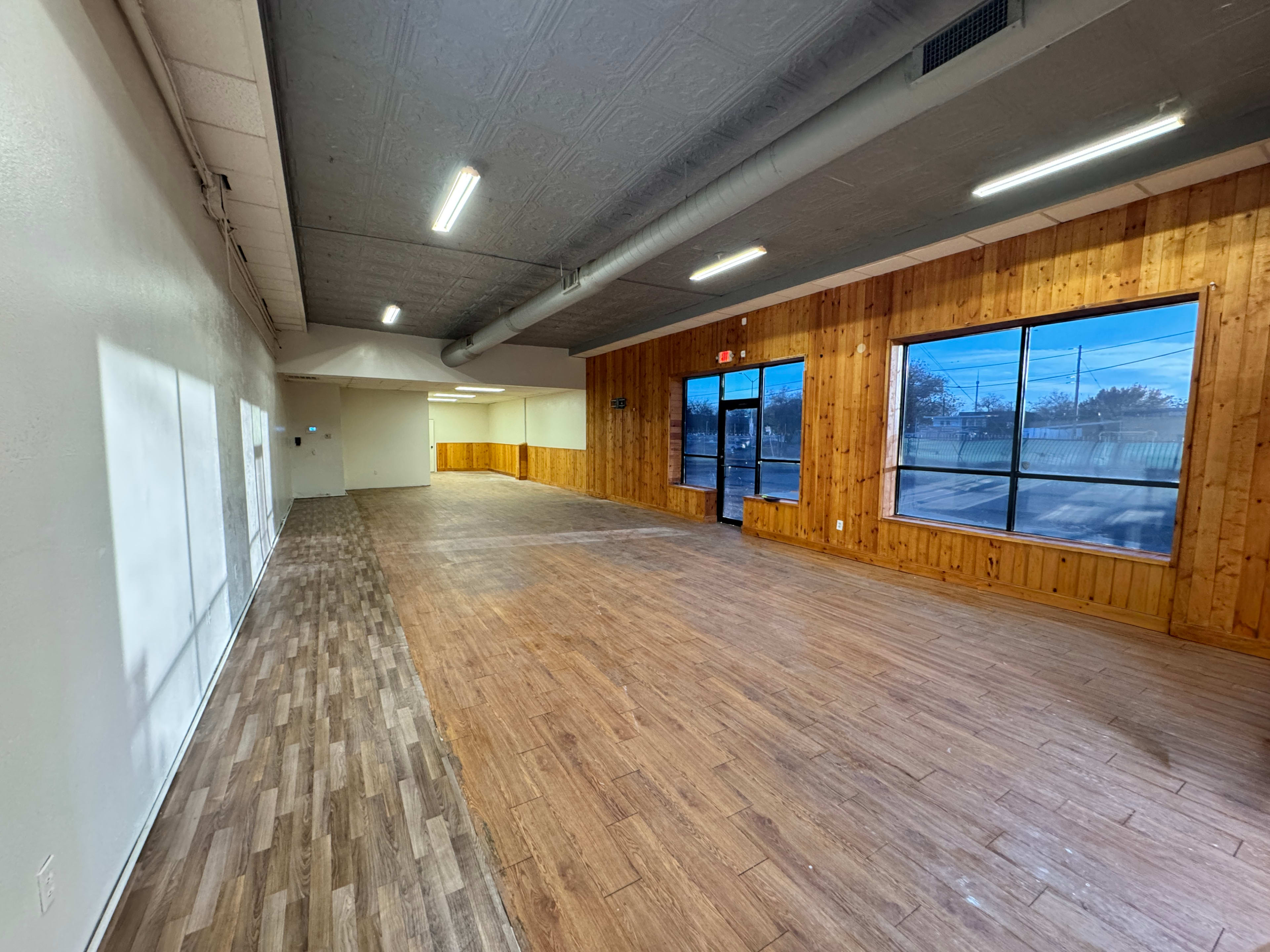 Nice smoke friendly space. Image in South Dallas, Dallas, TX