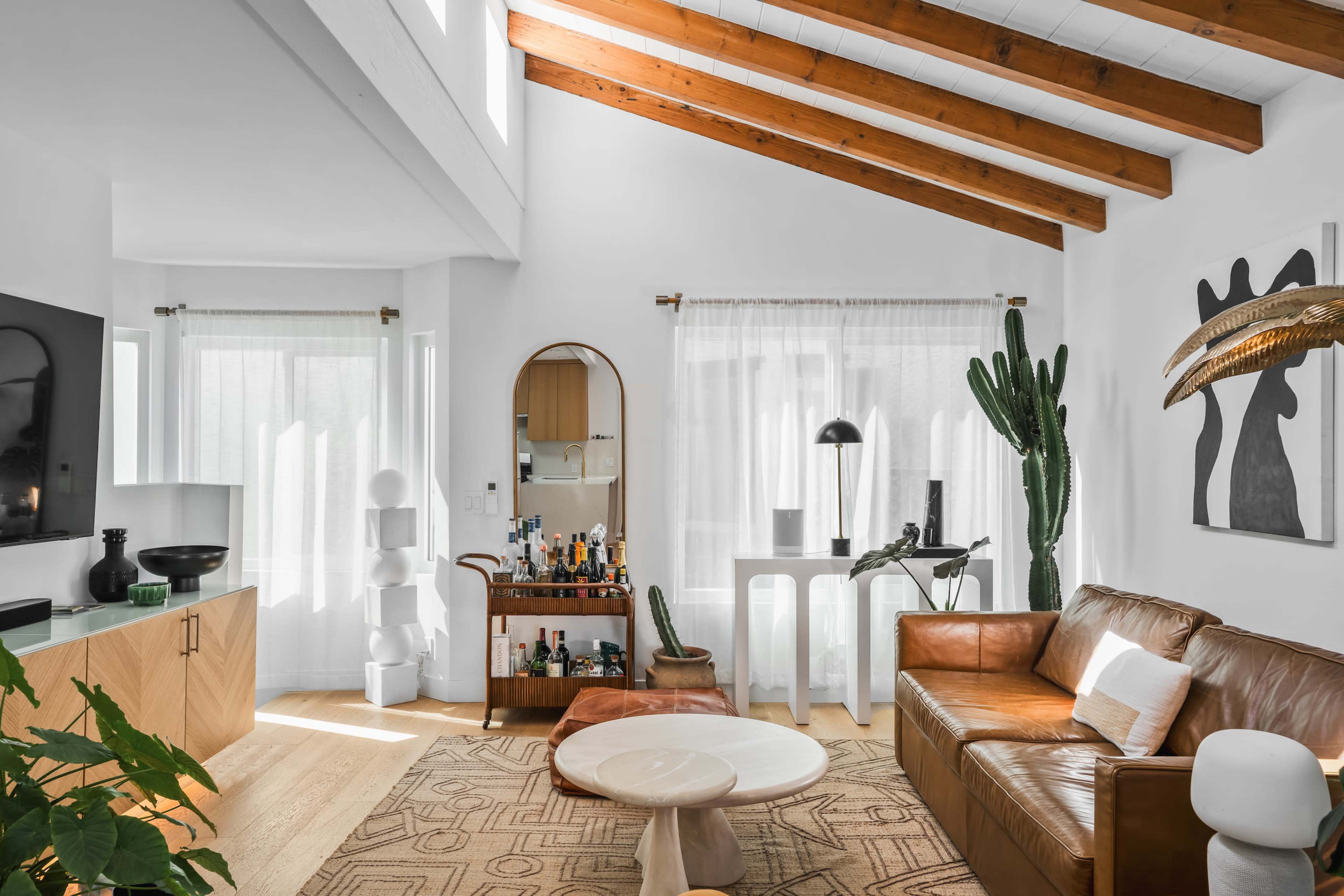 Tropical Apartment w/vaulted wood beams, ton of natural light Image in Mission Beach, San Diego, CA