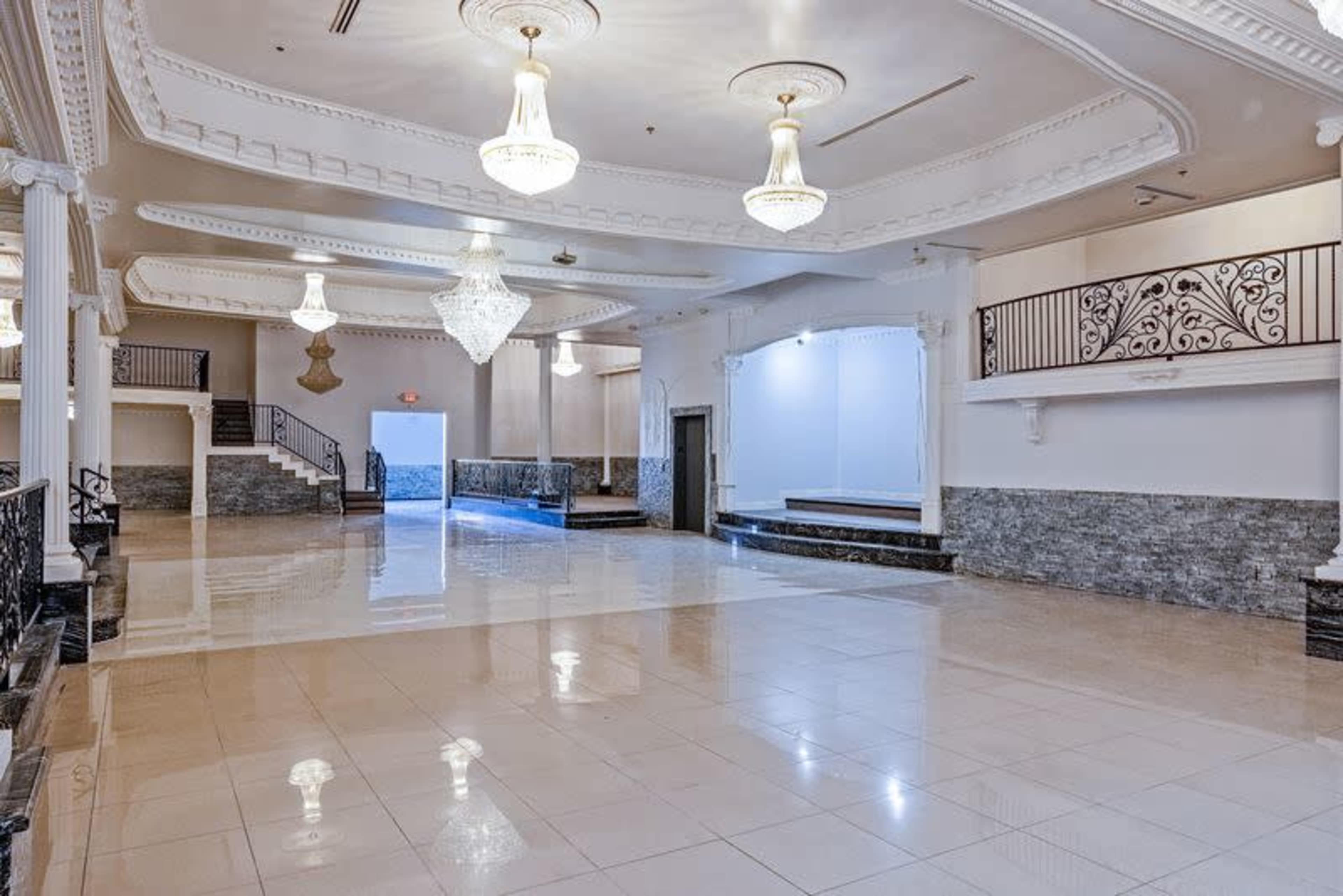 SPACIOUS BANQUET HALL WITH ROAMN EMAPIRE ACCENTS Image in Valley Glen, north hollywood, CA