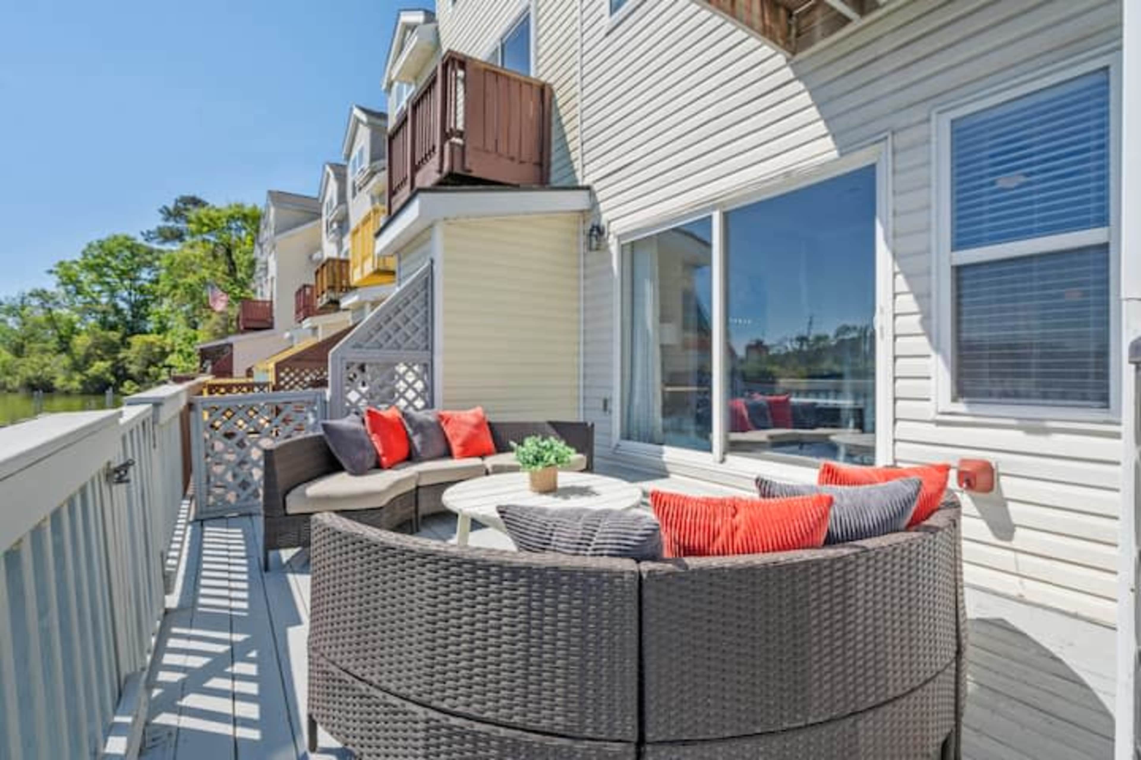 Lakefront Retreat at The Palm – Patio Views, 10 Min to Downtown & Beaches Image in North Charleston, North Charleston, SC