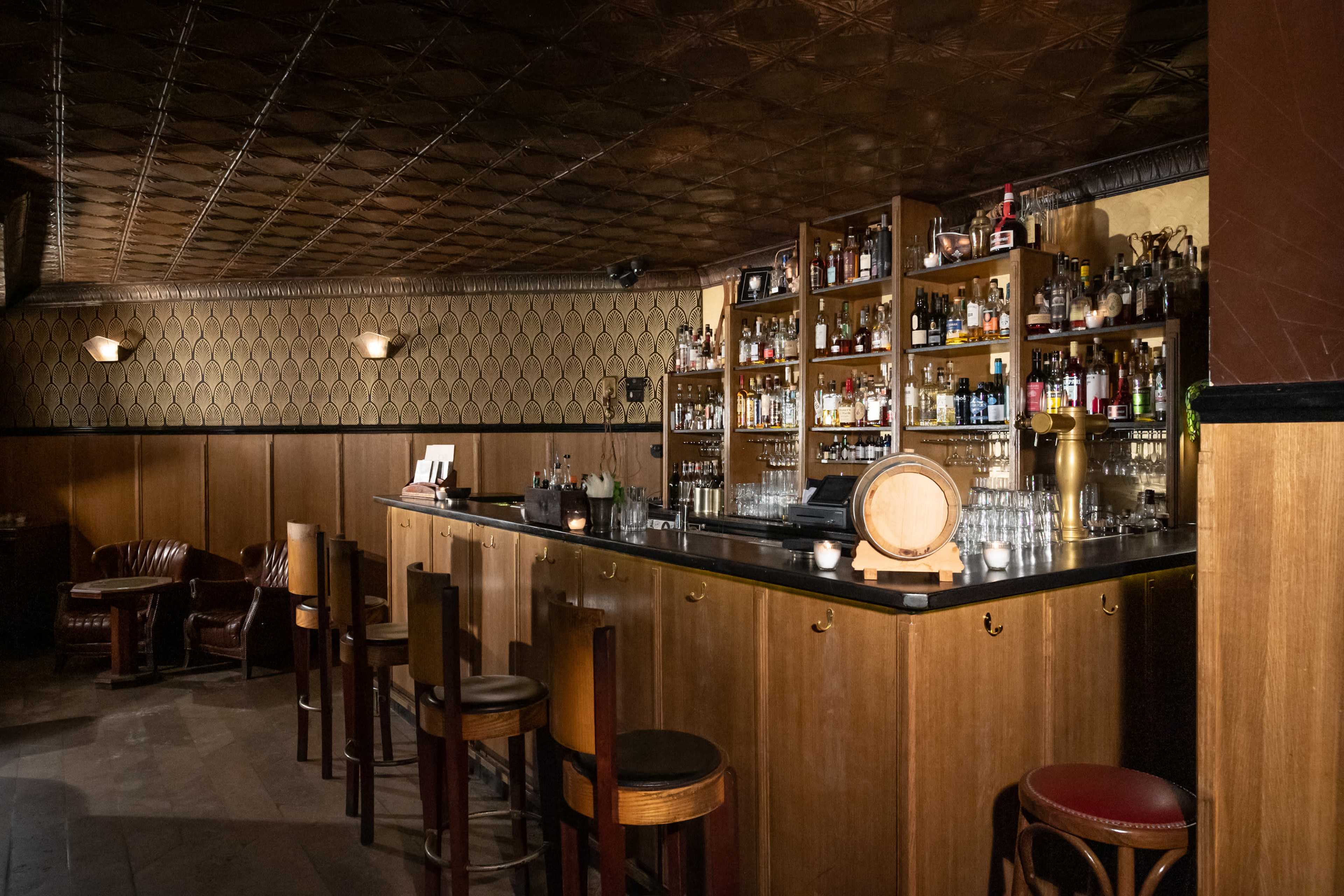 Bar clandestin au cœur de Paris, ambiance speakeasy intimiste Image in Roquette, Paris