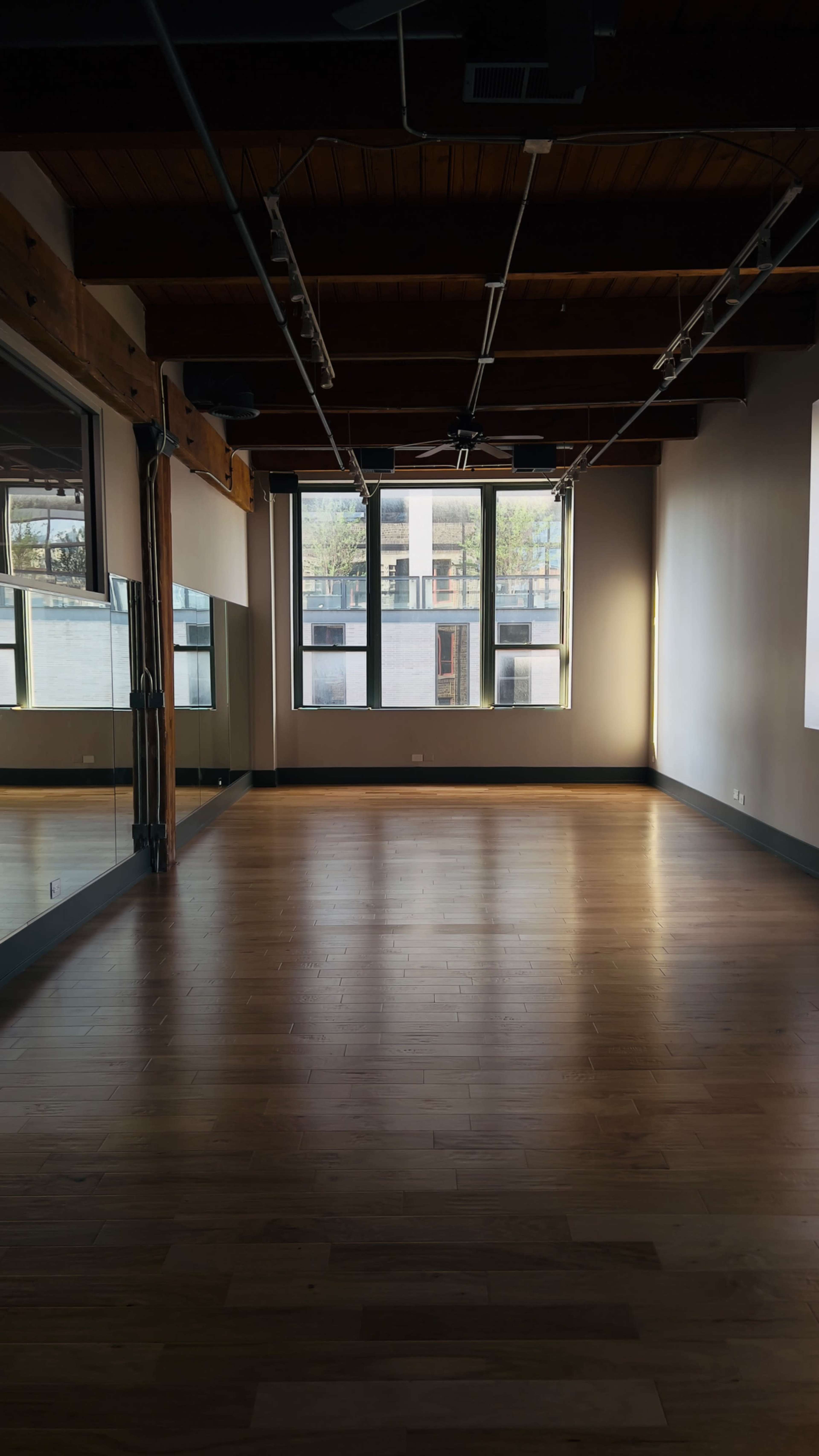 Spacious Downtown Studio Space Image in Near North Side, Chicago, IL