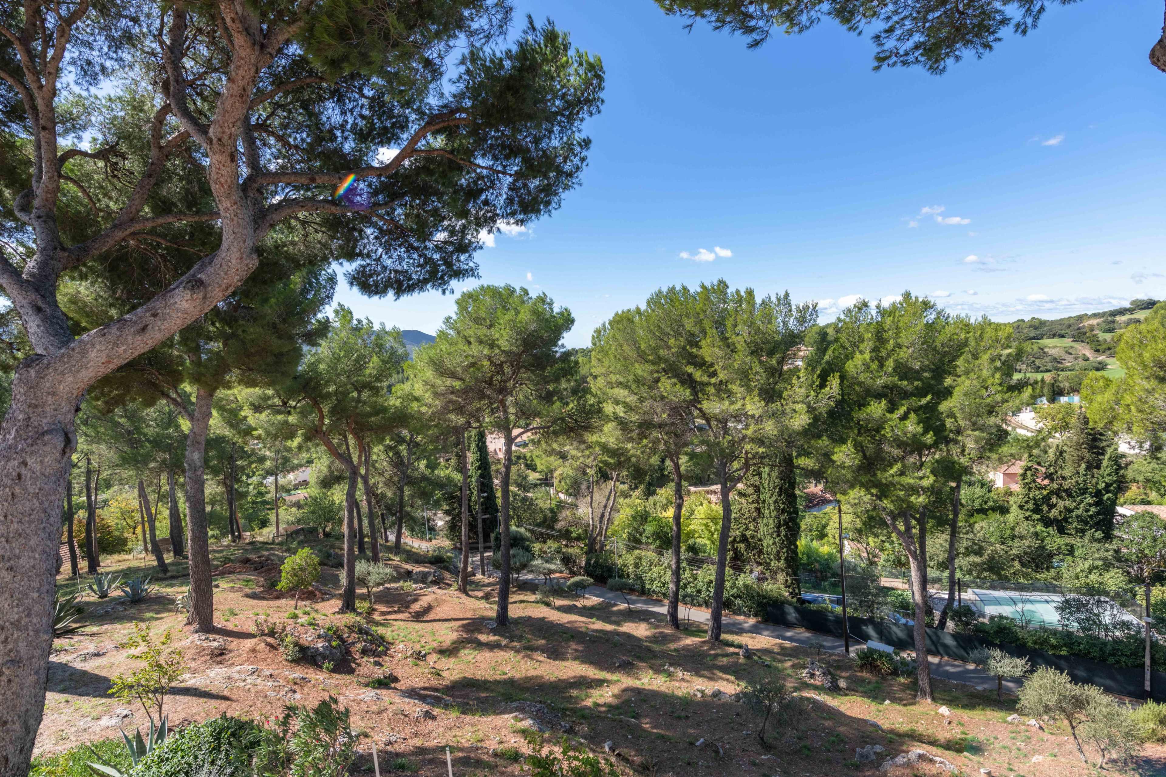 Maison spacieuse au calme, grand terrain arboré, vue dégagée, piscine Image in Les Accates, marseille