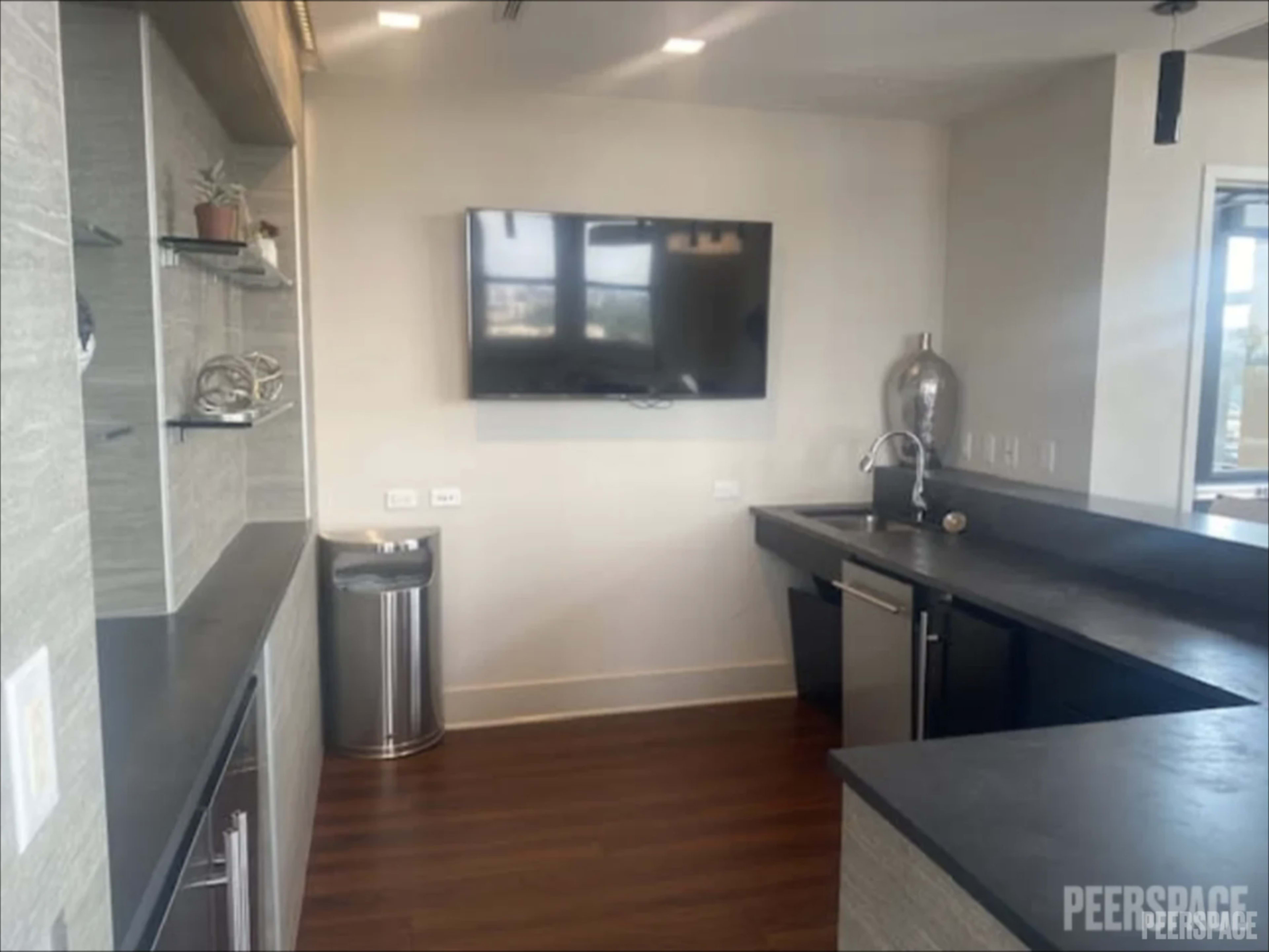 Elevated Rooftop Indoor Lounge in Historic Old Town Alexandria with DC Skyline Views Image in Old Town West, Alexandria, VA