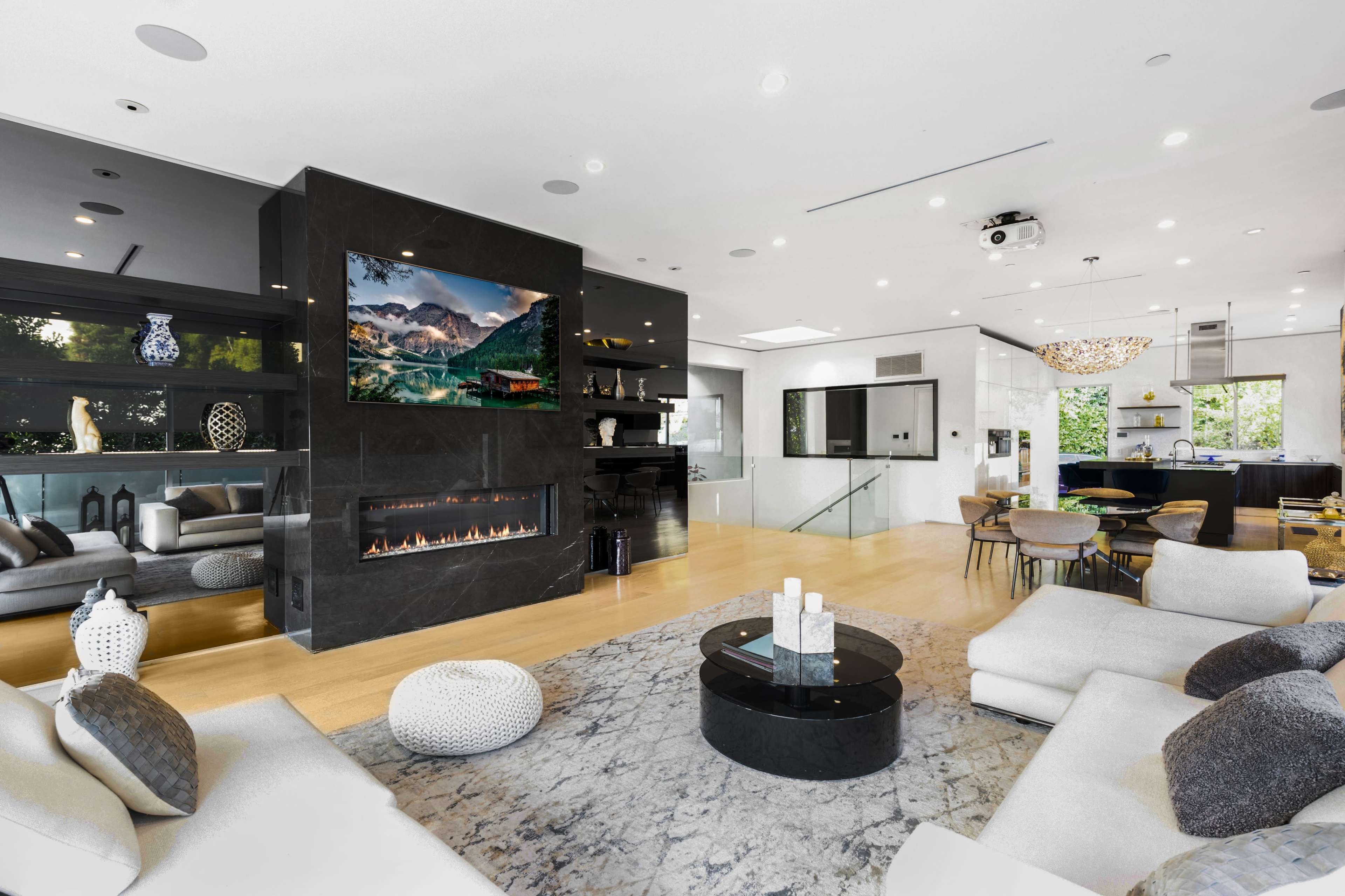 SUNSET HEIGHTS LUXE SKYLINE VILLA Image in Central LA, Los Angeles, CA