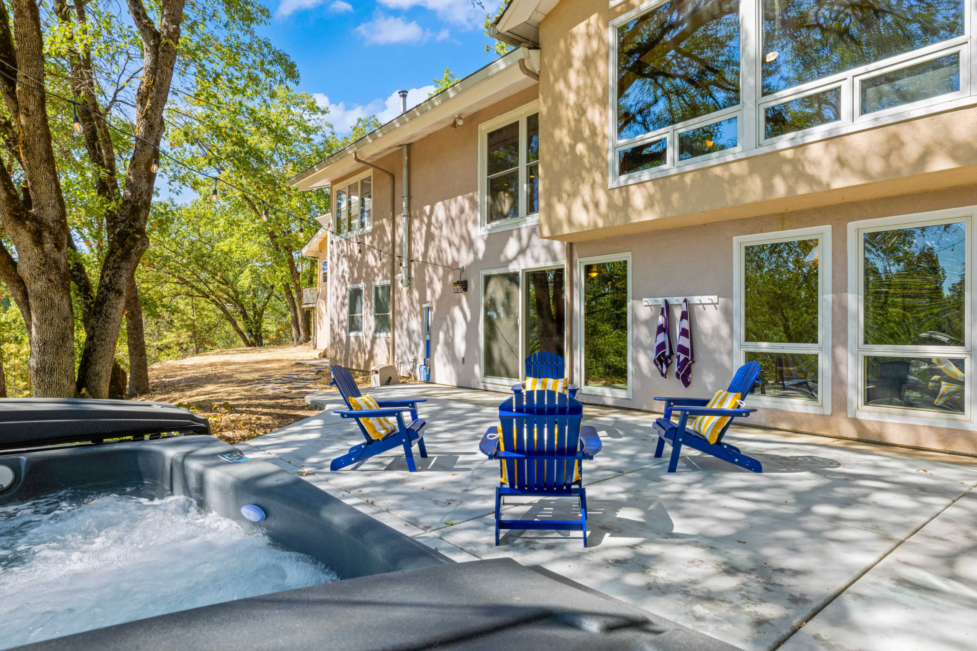 Spacious Mountain-View Hideaway w/ Chef’s Kitchen + Lounge Areas Image in Meadow Vista, Meadow Vista, AS