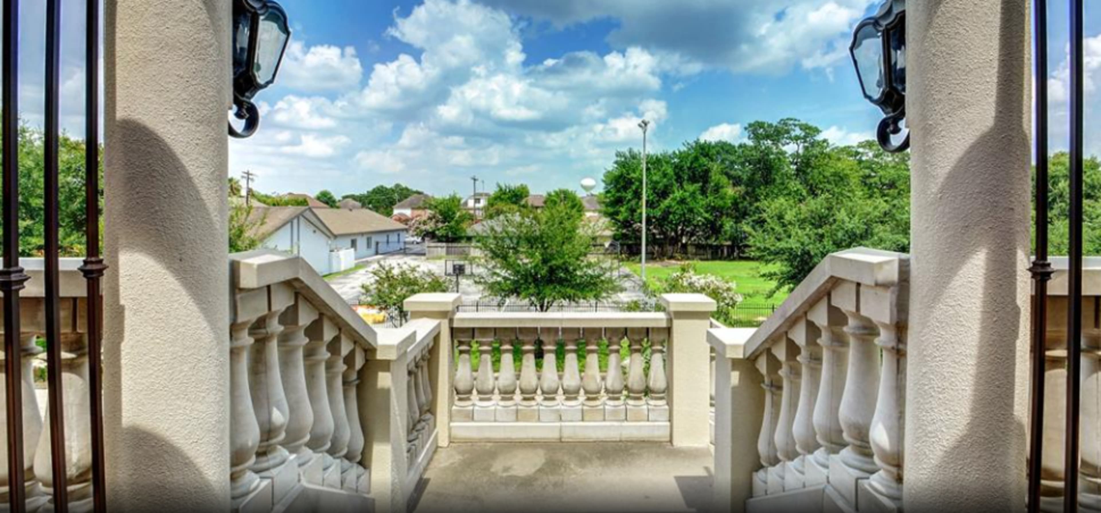 Contemporary Loft with Natural Lighting and City View Image in Gulfton, Houston, TX
