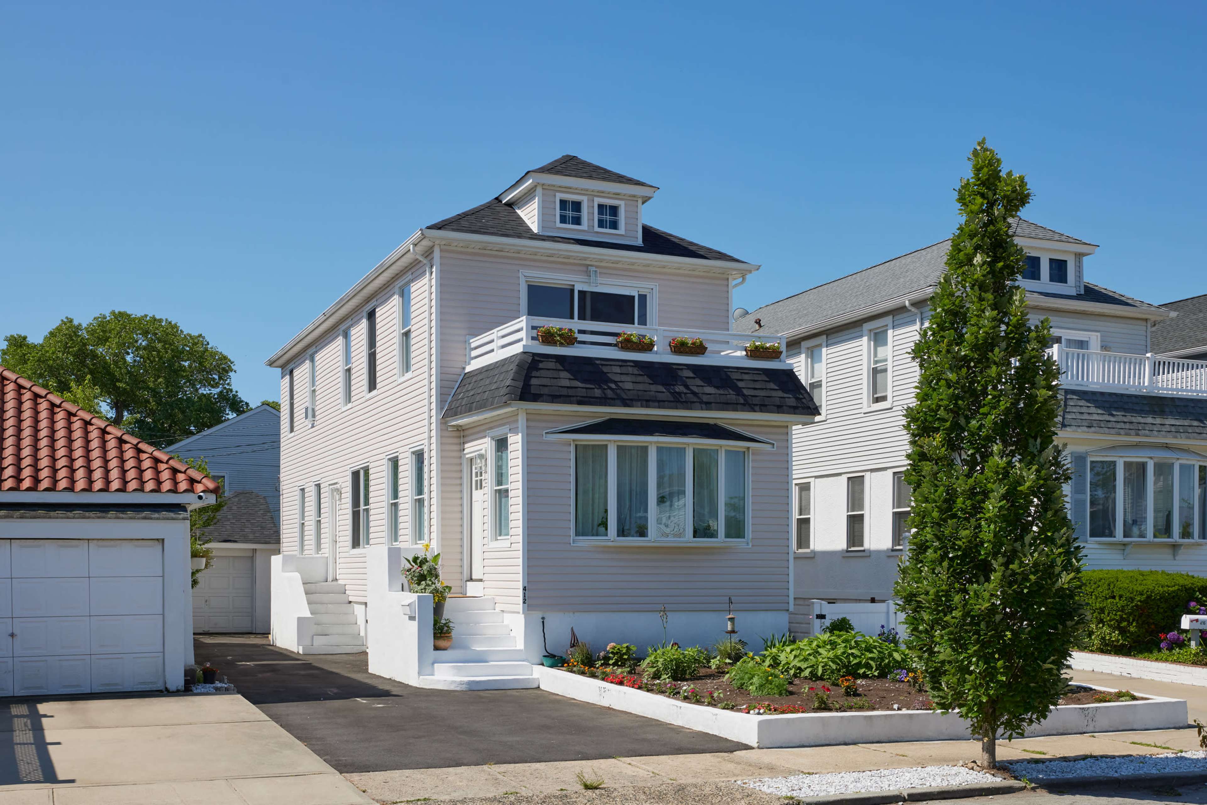 Cozy quiet garden home near the beach Image in Long Beach, Long Beach, NY