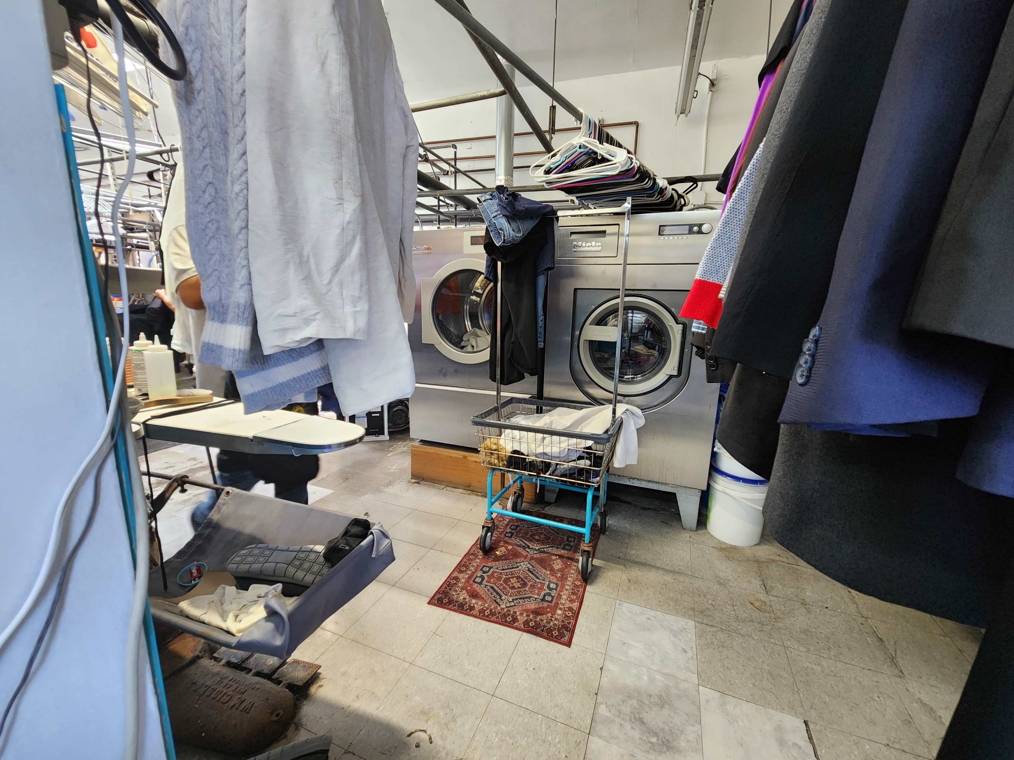 Dry cleaners with all of the equipment Image in Beverlywood, Los Angeles, CA