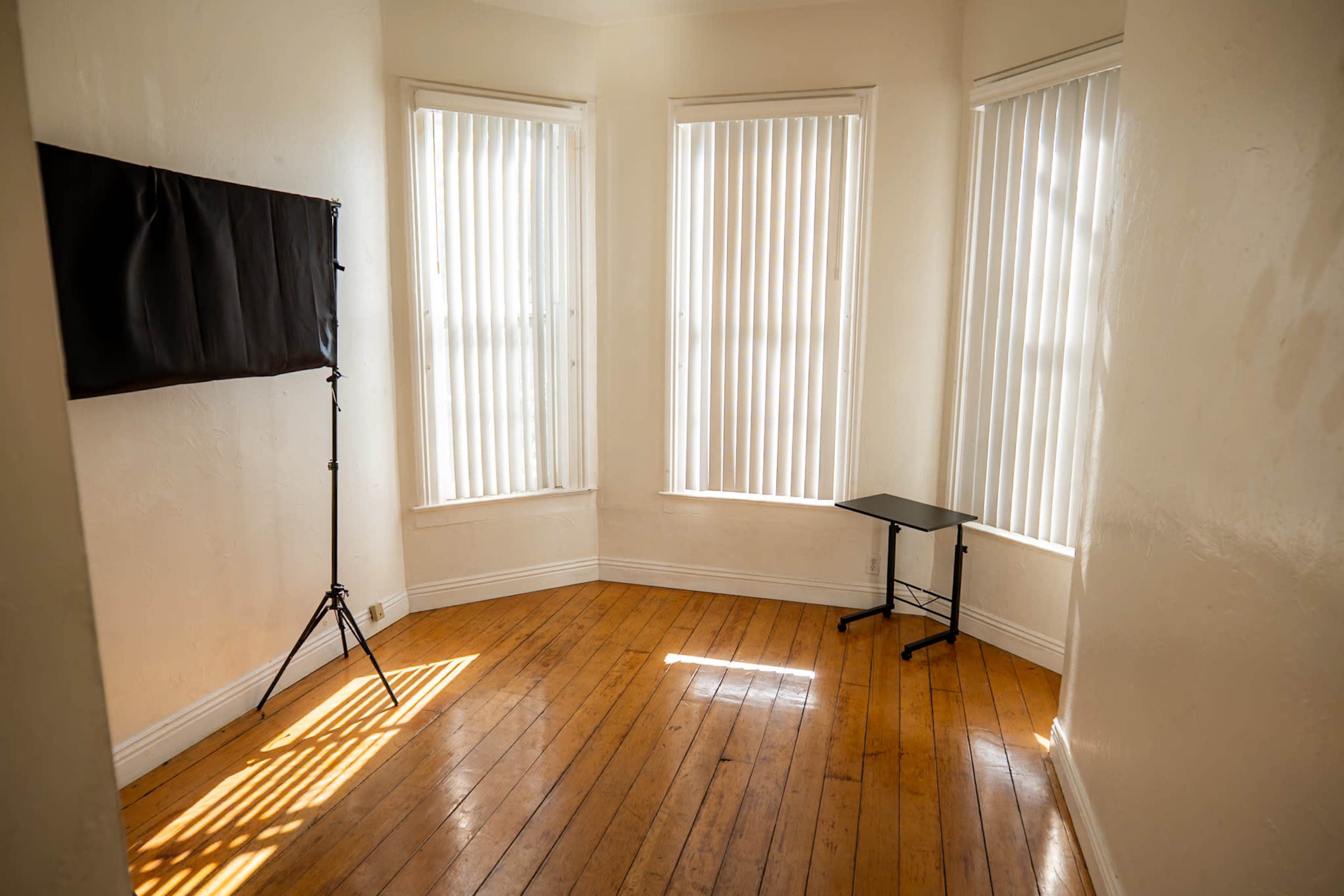 Downtown Victorian Apartment with Lovely Natural Lighting Image in Sherman Heights, San Diego, CA