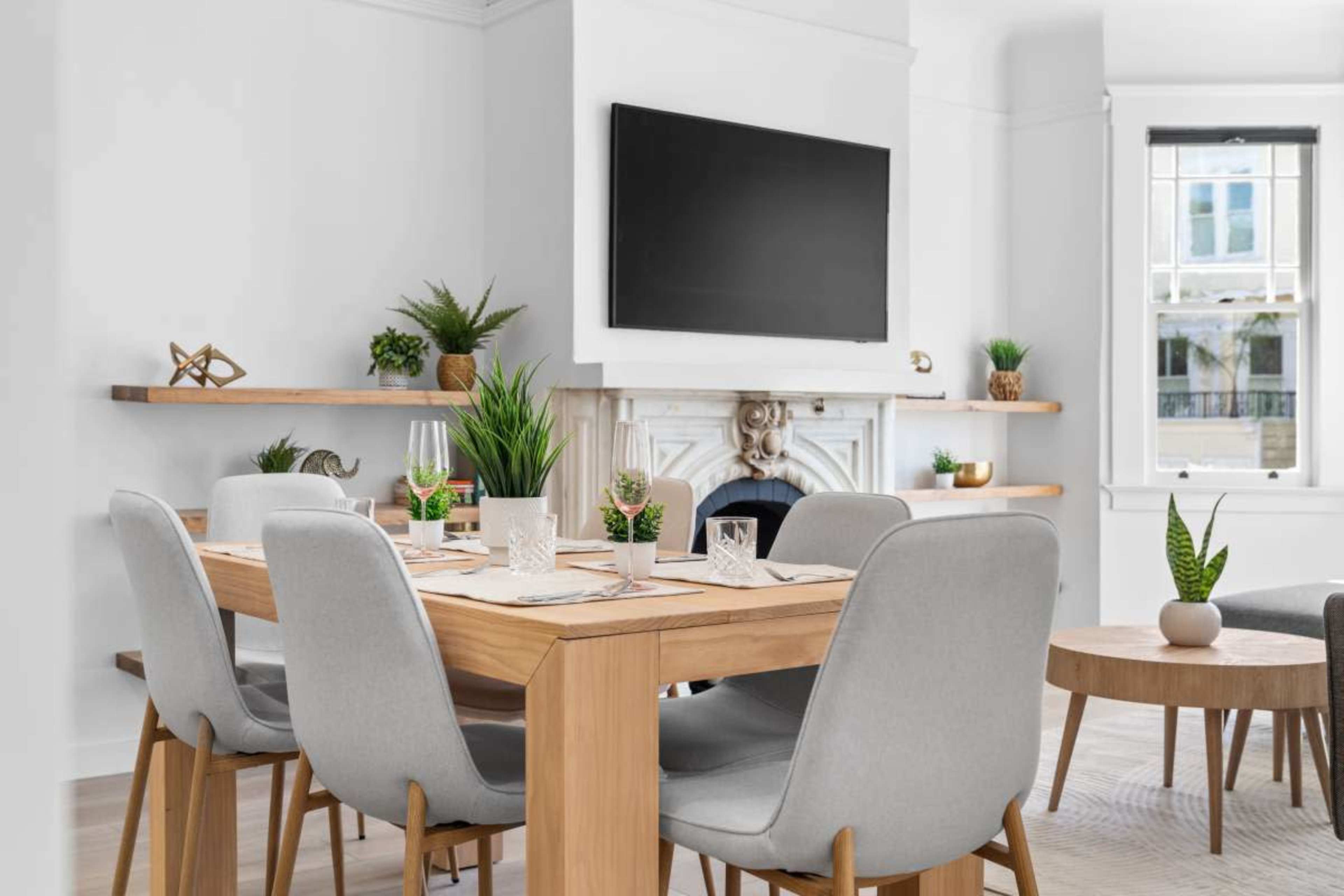 Gorgeous Cow Hollow Home in Phenomenal Location Image in Union Street, San Francisco, CA