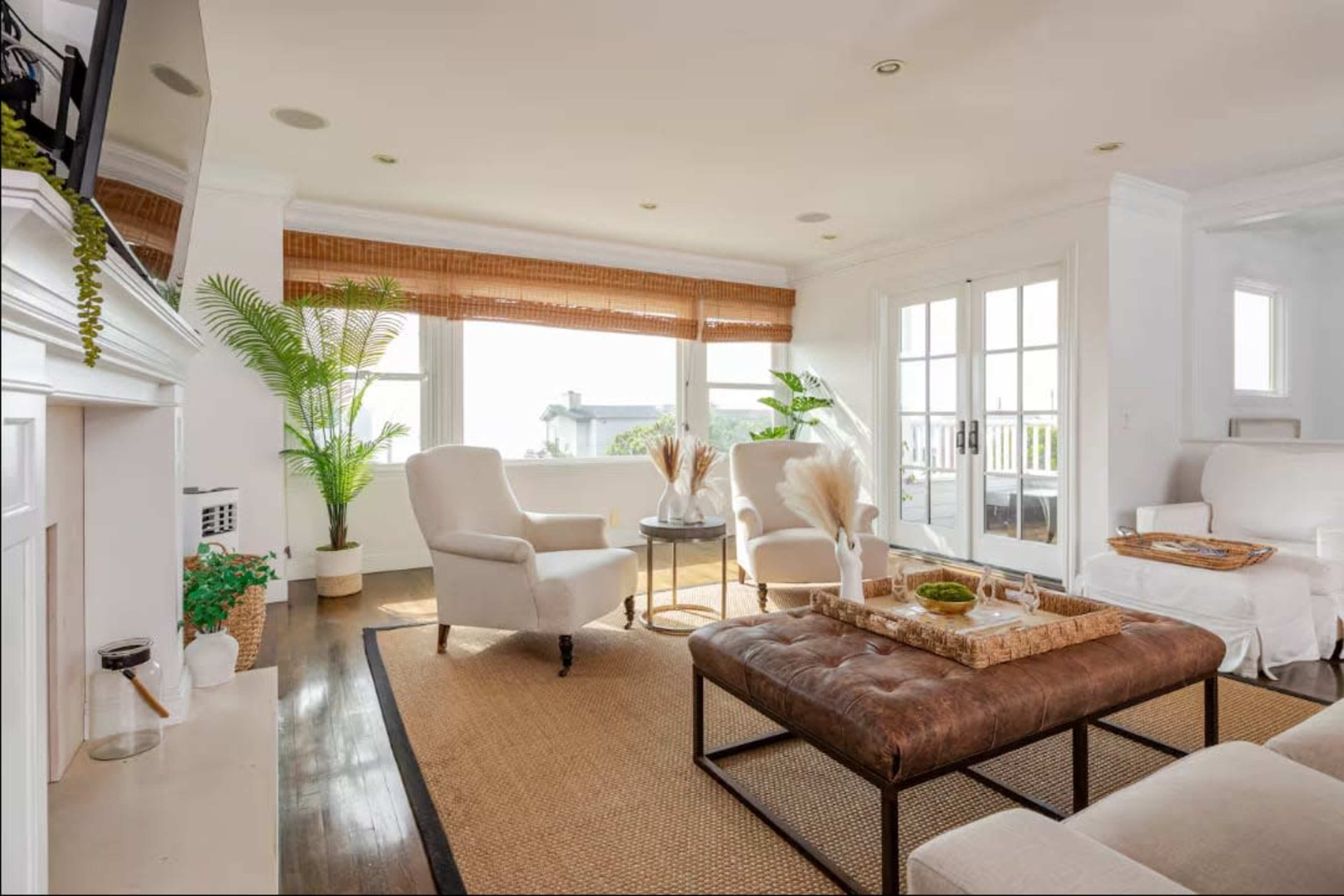 Airy Modern Beach Retreat in Manhattan Beach – Cozy, Stylish Image in Manhattan Beach, manhattan beach, CA