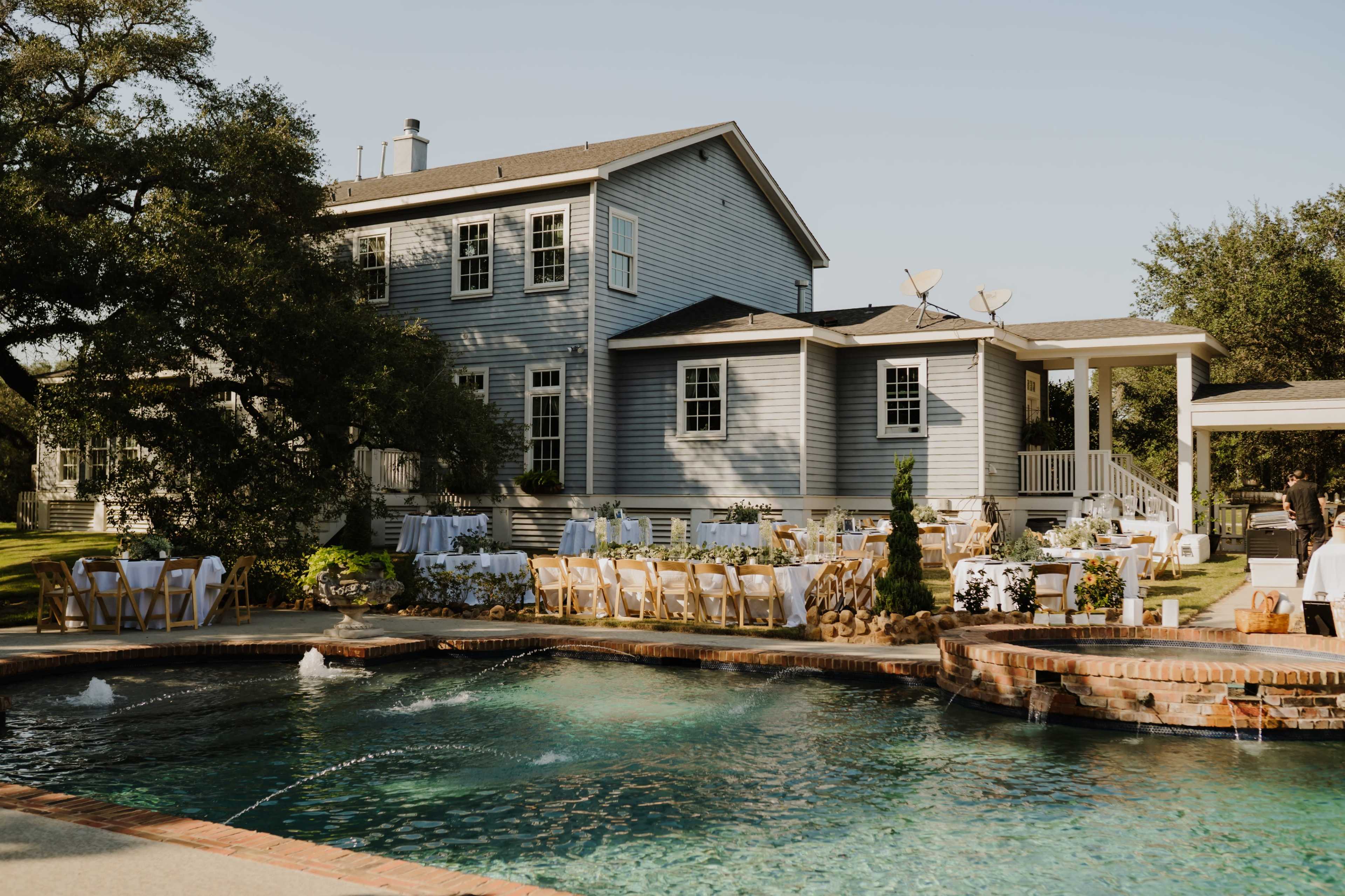 Split Oak Estate- Serene Retreat with Gazebo & Expansive Oak Trees – Perfect for Thanksgiving get togethers, Christmas Parties, Birthday Parties, Dinner Parties, & More Image in , Cat Spring, TX