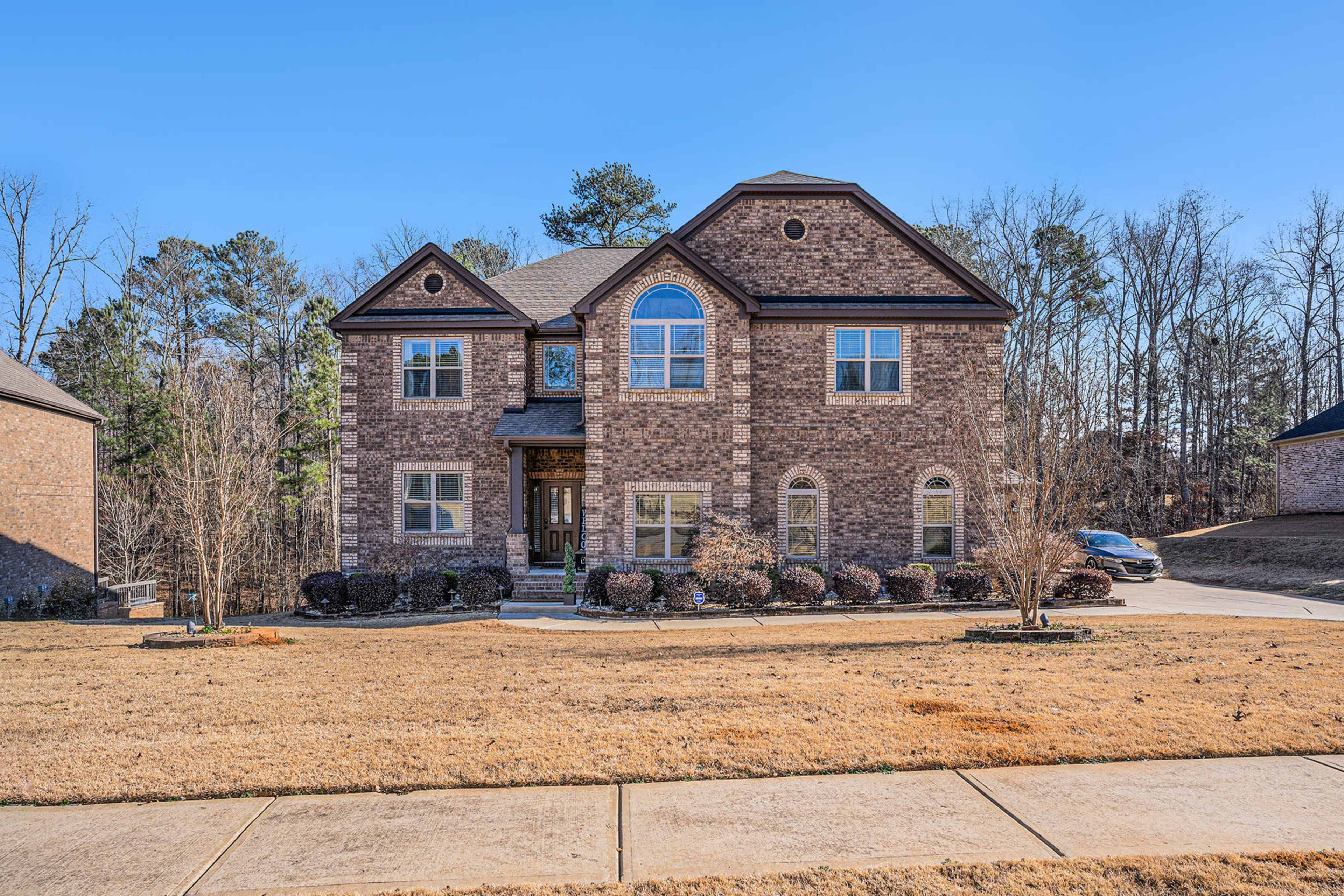 Beautiful modern home in golf course-gated community. Spacious and roomy! Image in , Hampton, GA
