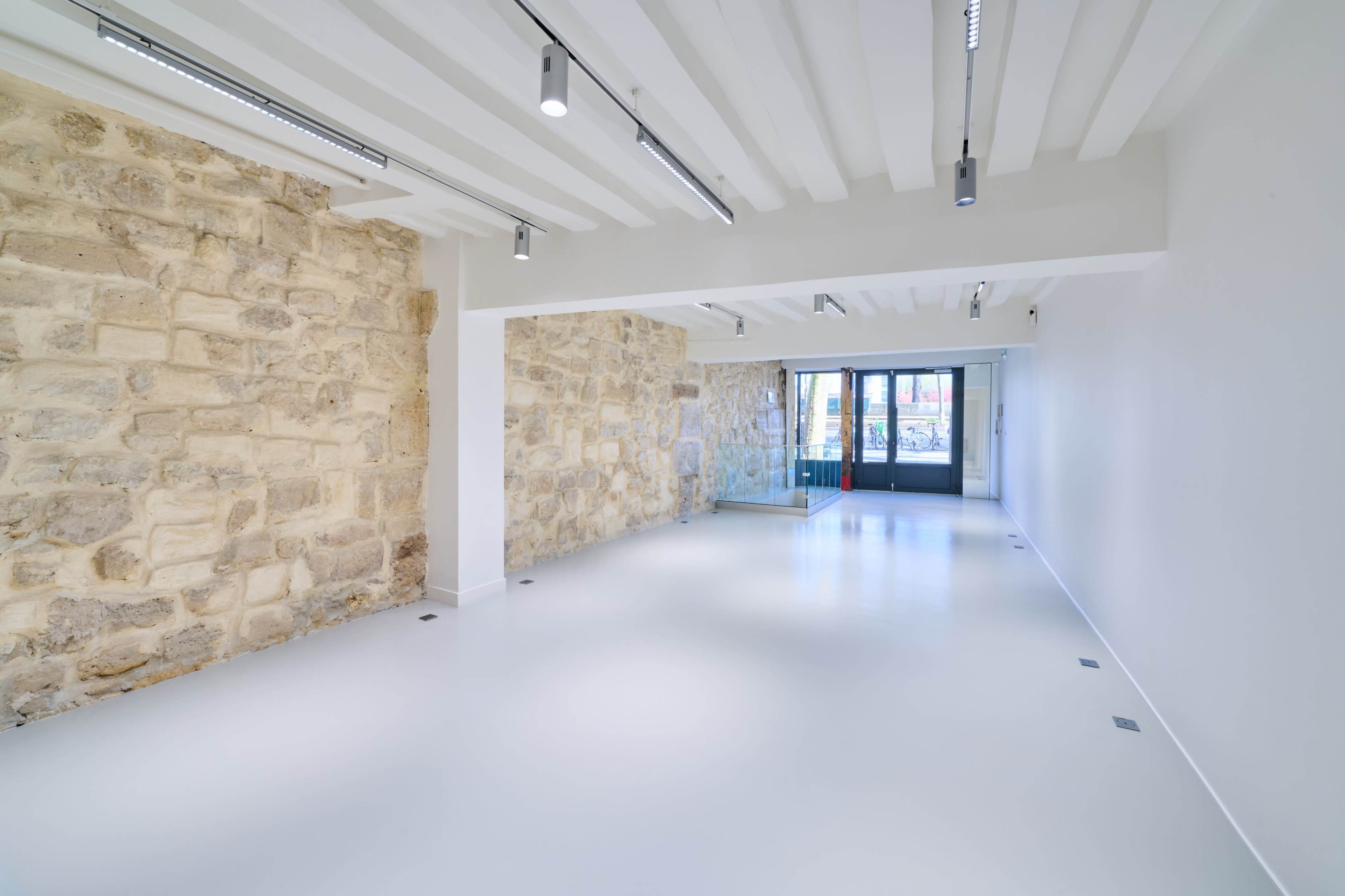 Modern Gallery/Pop-up close to Notre Dame Image dans St Victor, Paris, 