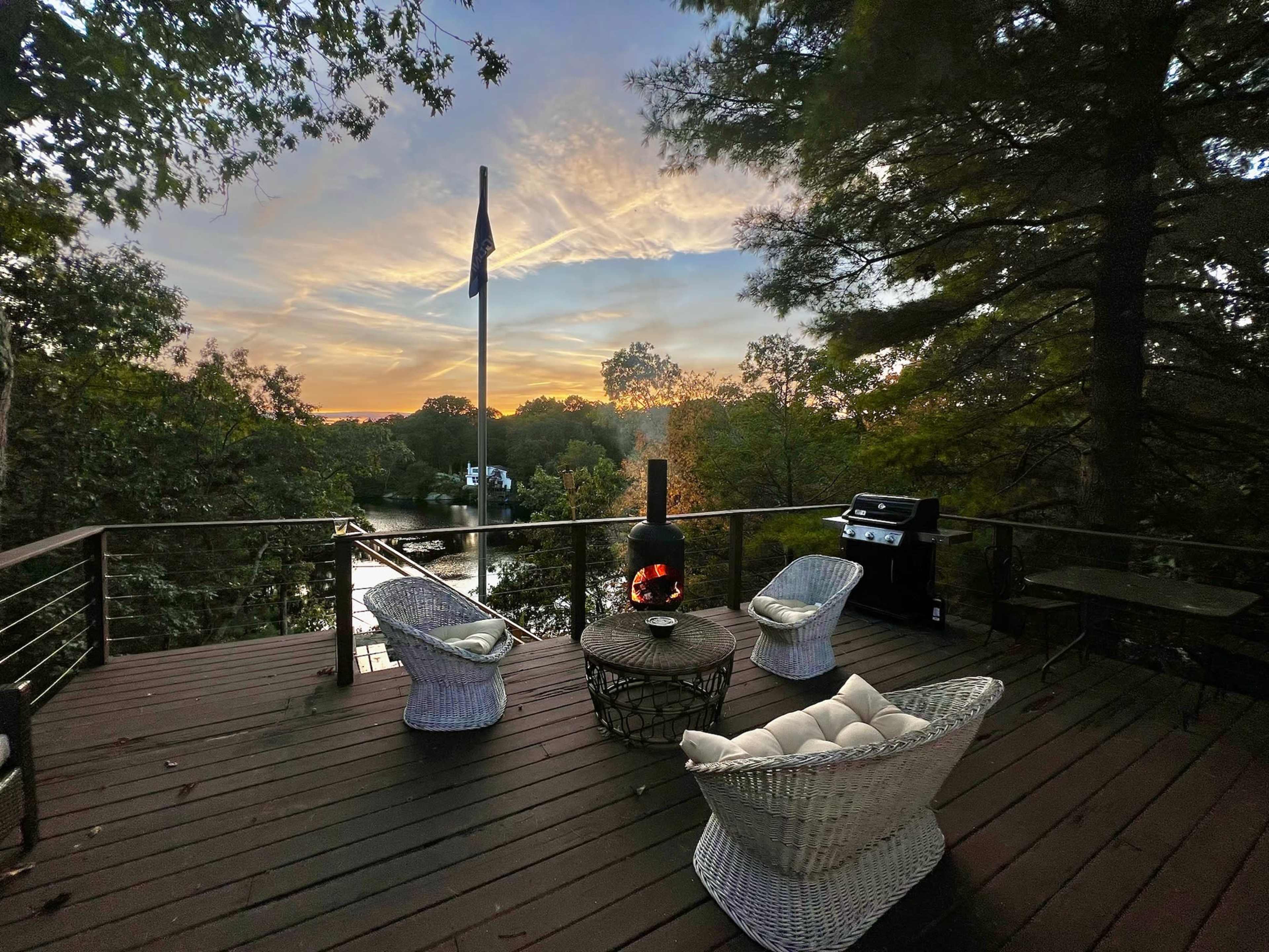 Beautiful Waterfront Lakehouse w/ Hot Tub Image in Clinton, Clinton, CT