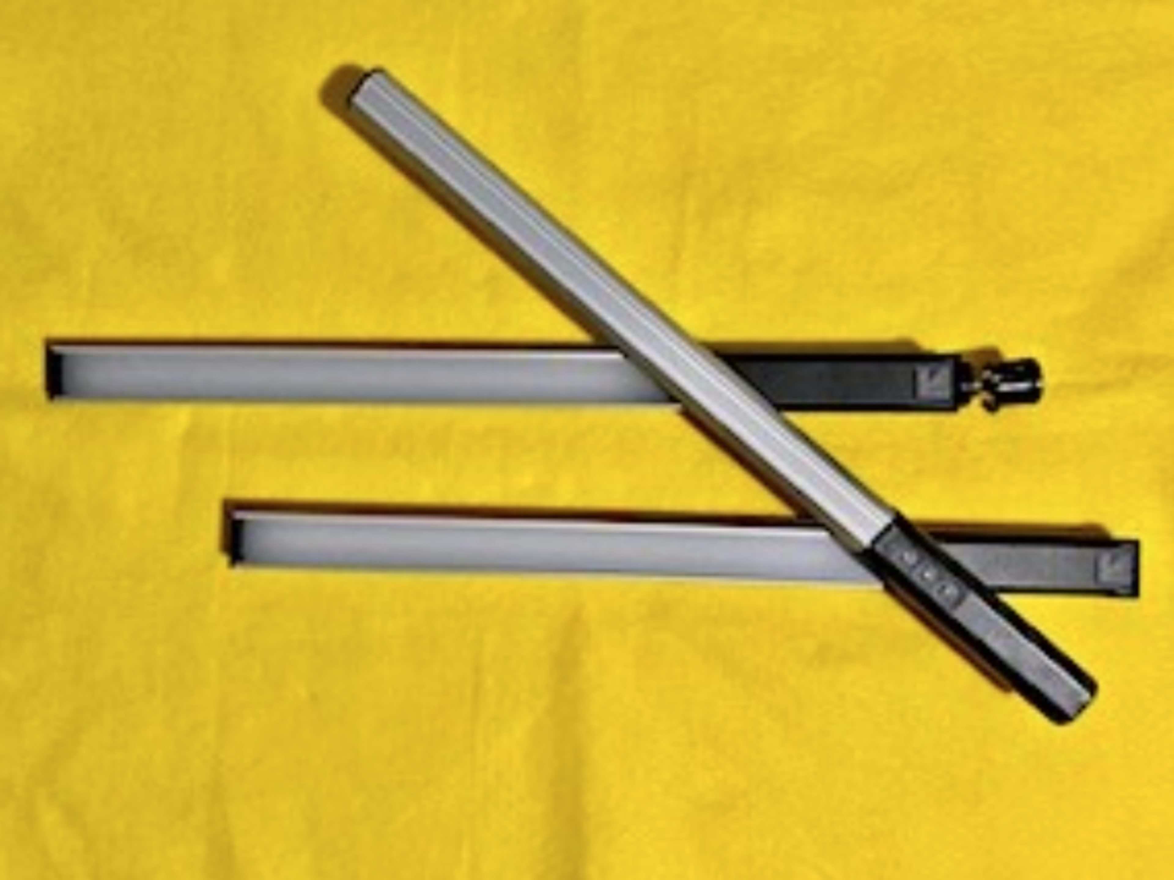 3 COLORED LIGHT WANDS