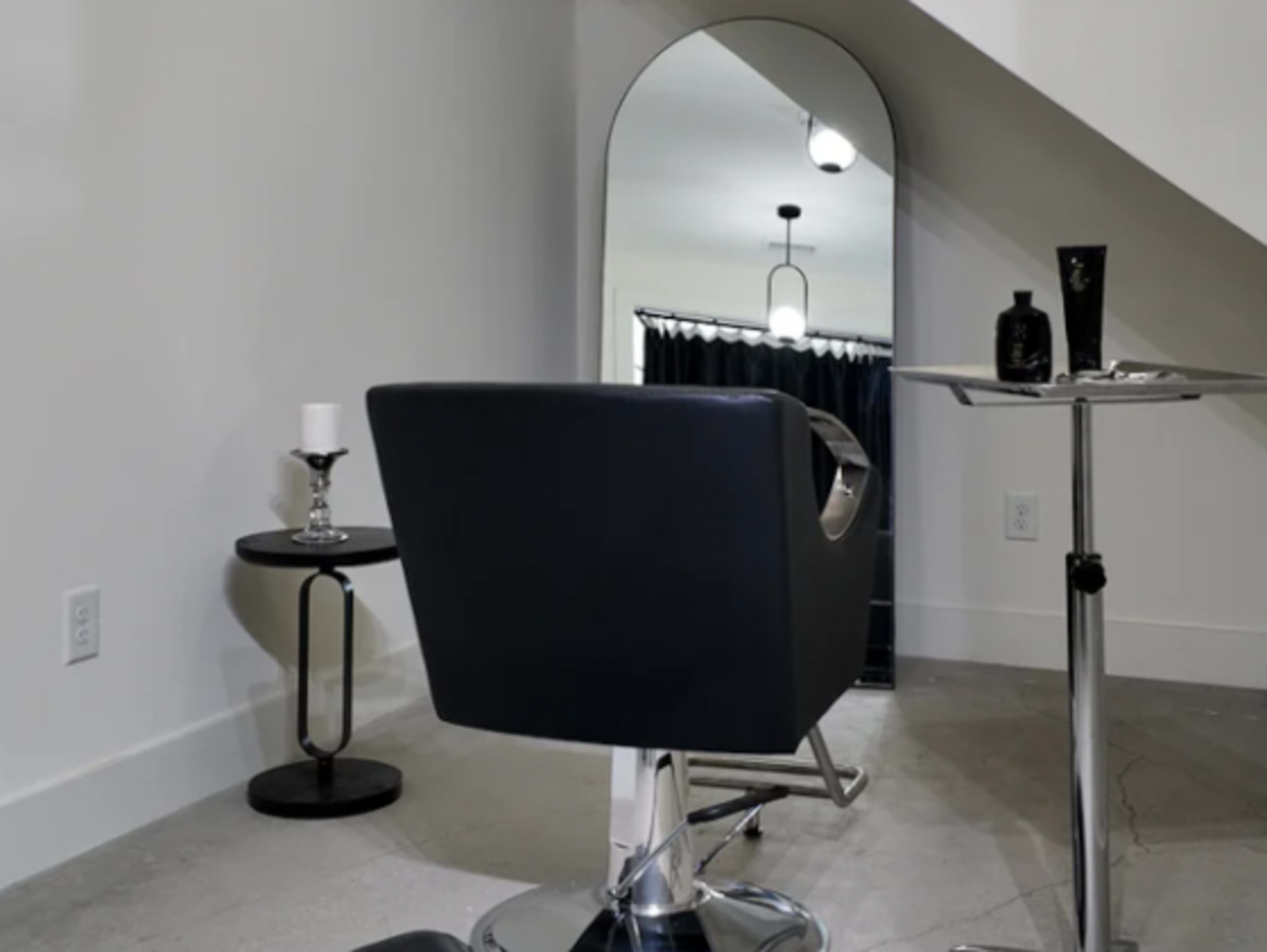Chic Salon Chair Experience