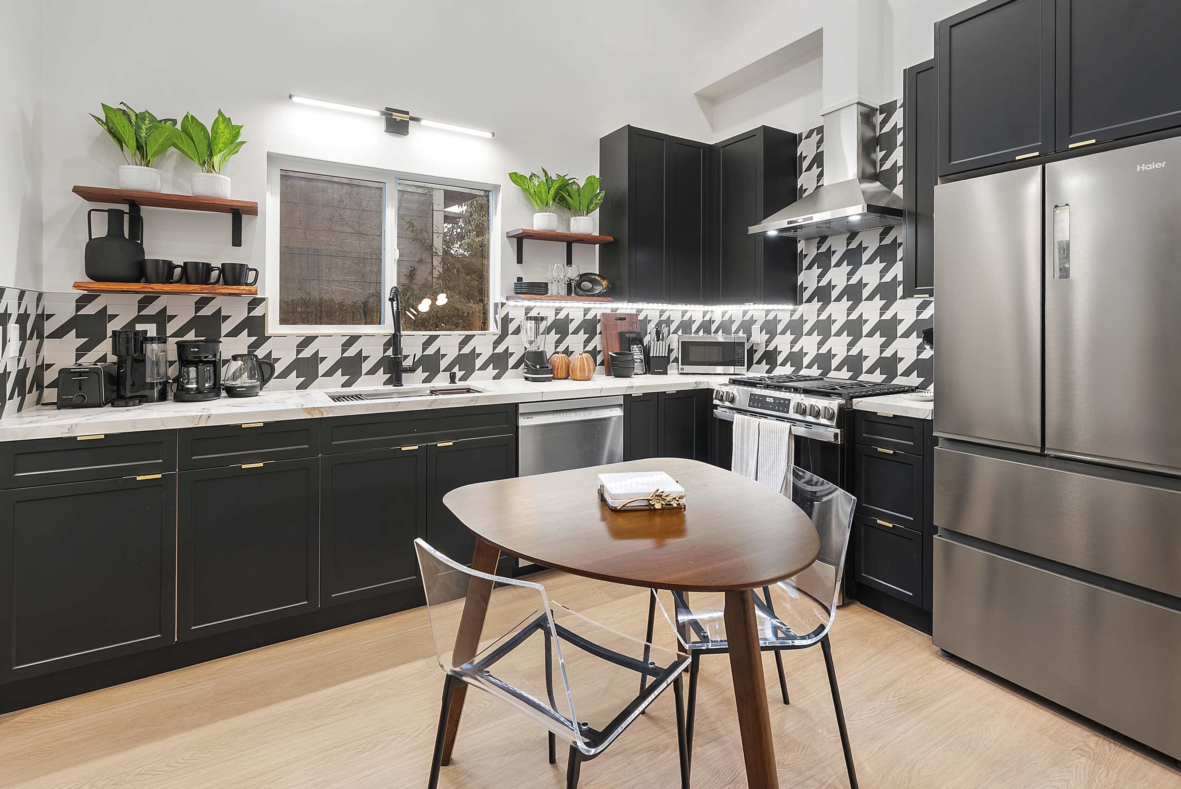 Midcity Luxury Guesthouse with 14 ft Ceilings, Gated Parking, Custom Lighting. Easy Load-In Image in Jefferson Park, Los Angeles, CA