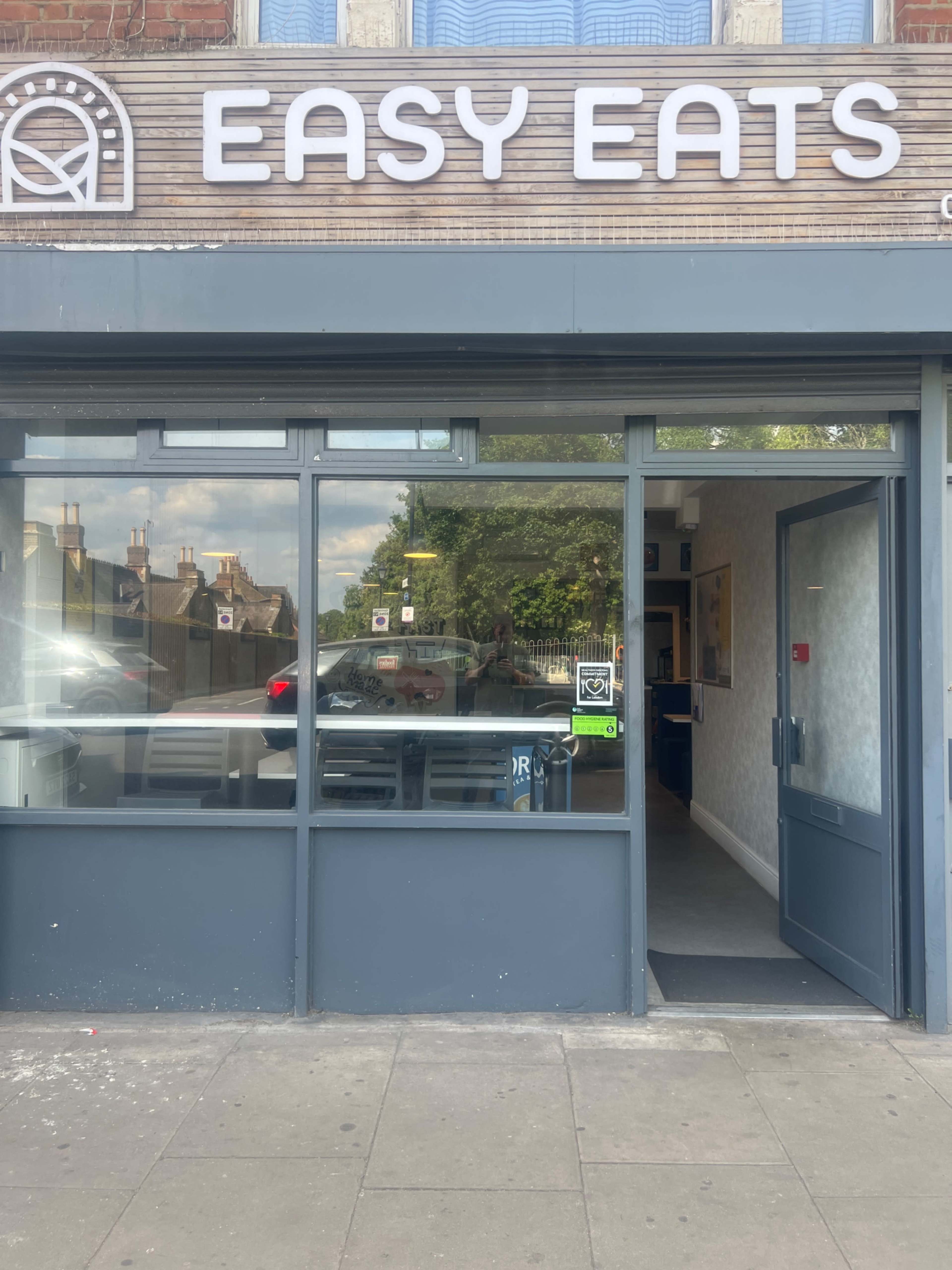 Charming Coffee Shop with Cozy Seating – Perfect for Meetings & Events Image in Isleworth, London, ENG