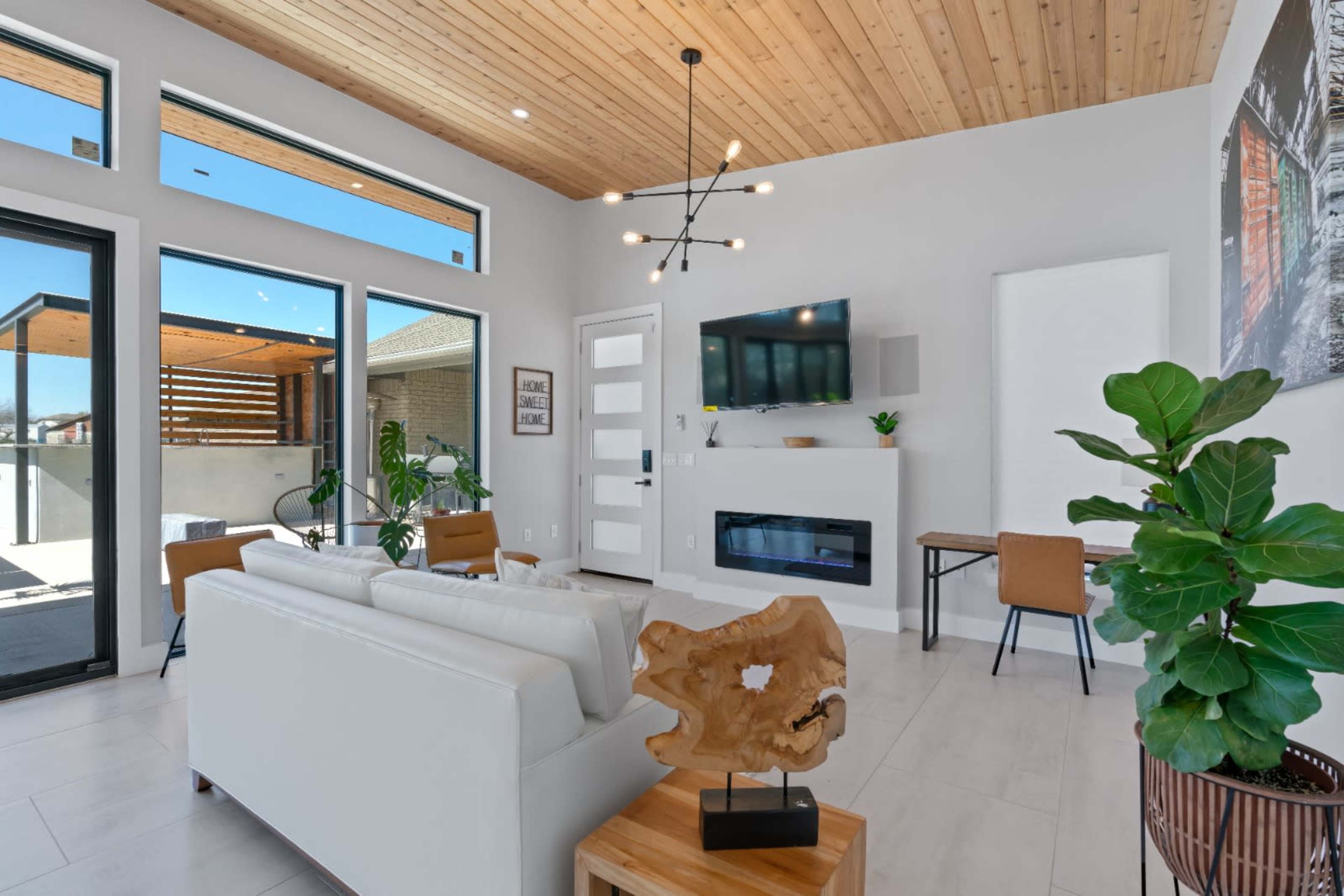 Modern Bright Guest House with Large Windows and Lovely Pool/Hot Tub and Outdoor Kitchen Area Image in Round Rock, round rock, TX