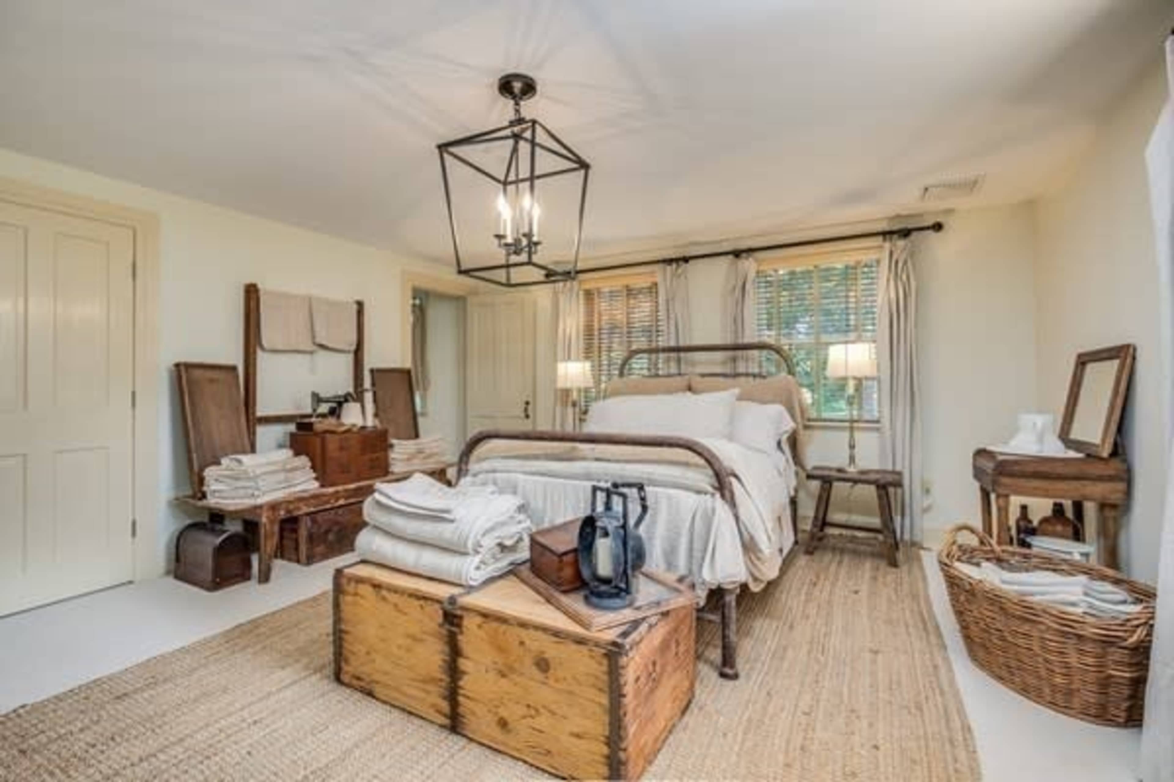 1800's Vintage Luxury Farmhouse Image in Byfield, Newbury, MA