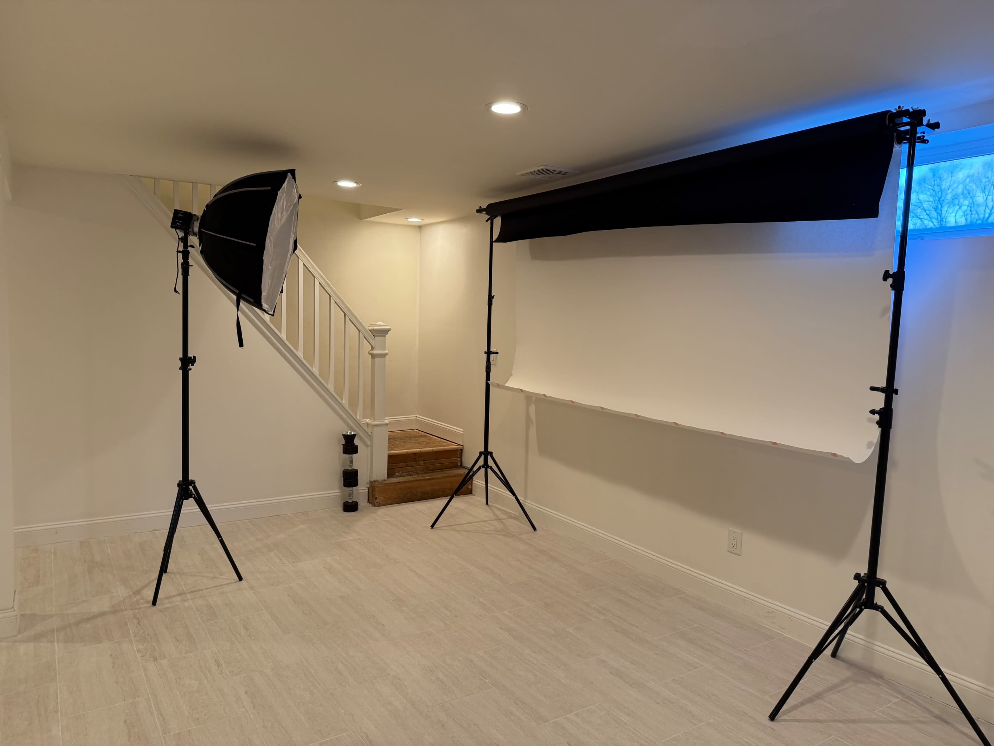 A flexible Studio with customizable lighting setups and a set of backdrops to create polished, timeless portraits. Ideal for couple portraits, lifestyle shoots, and experimental concepts. Image in Landing, Landing, NJ