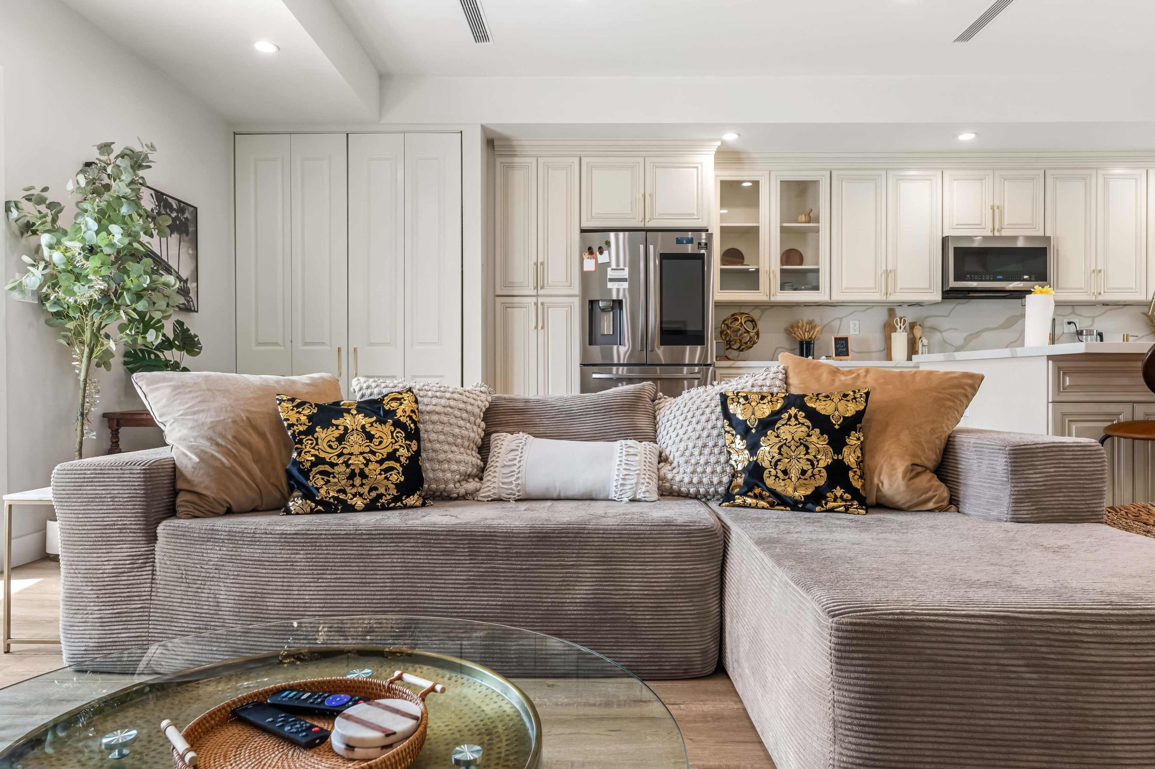 Modern & Stylish space for Creative Projects, Near Burbank! Image in North Hollywood, Los Angeles, CA