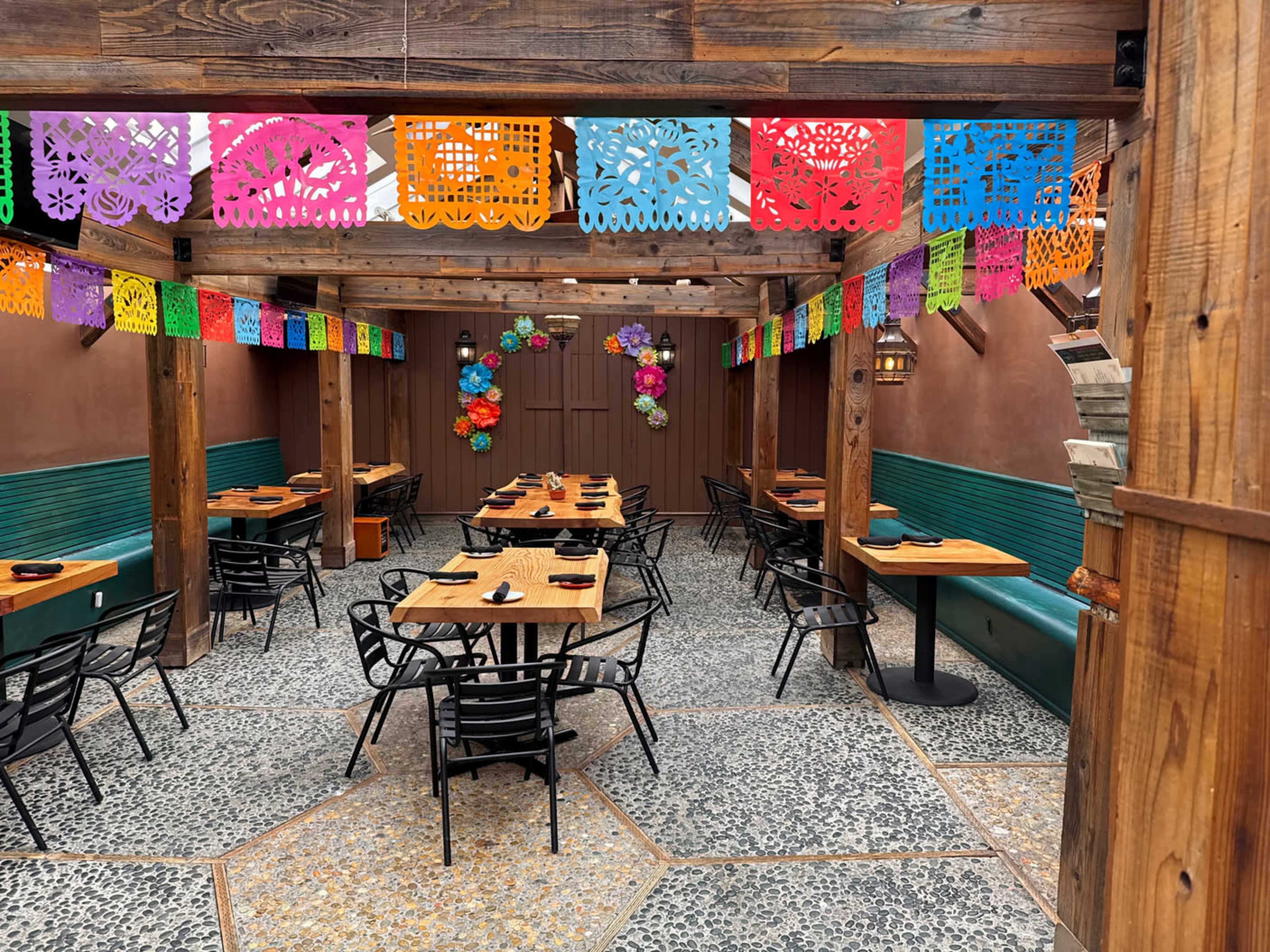 Elevated Rustic Indoor Patio Image in Union Street, San Francisco, CA
