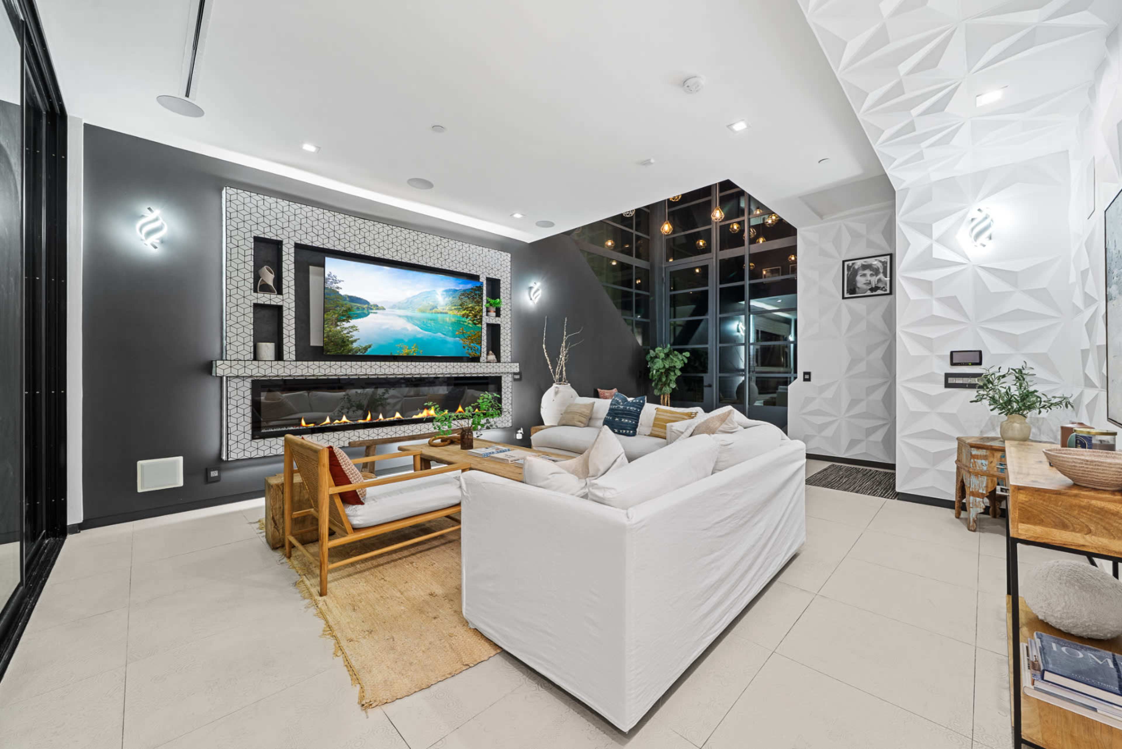 PALM-FRAMED VENICE MINIMALIST VILLA Image in Venice, Los Angeles, CA